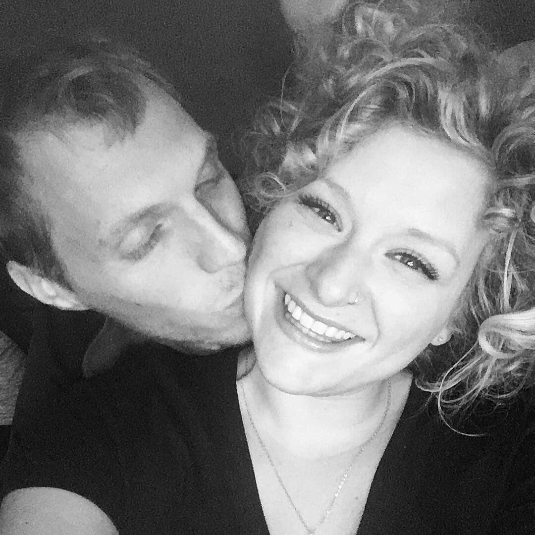 デービッド・ボウディアのインスタグラム：「Two of our closest friends received heart wrenching news last week... Becky was diagnosed with stage 3 Colon Cancer and even with this news she remain her same, bubbly, positive self. She is a warrior! Please prayer for her and her young family, Dave and their three little ones (age 4, 2 and 8 weeks) as they navigate this trial. We would love it if you would consider donating to her as we continue to find ways to love and serve her and Dave. Please visit the link in my bio to read her whole story and donate」