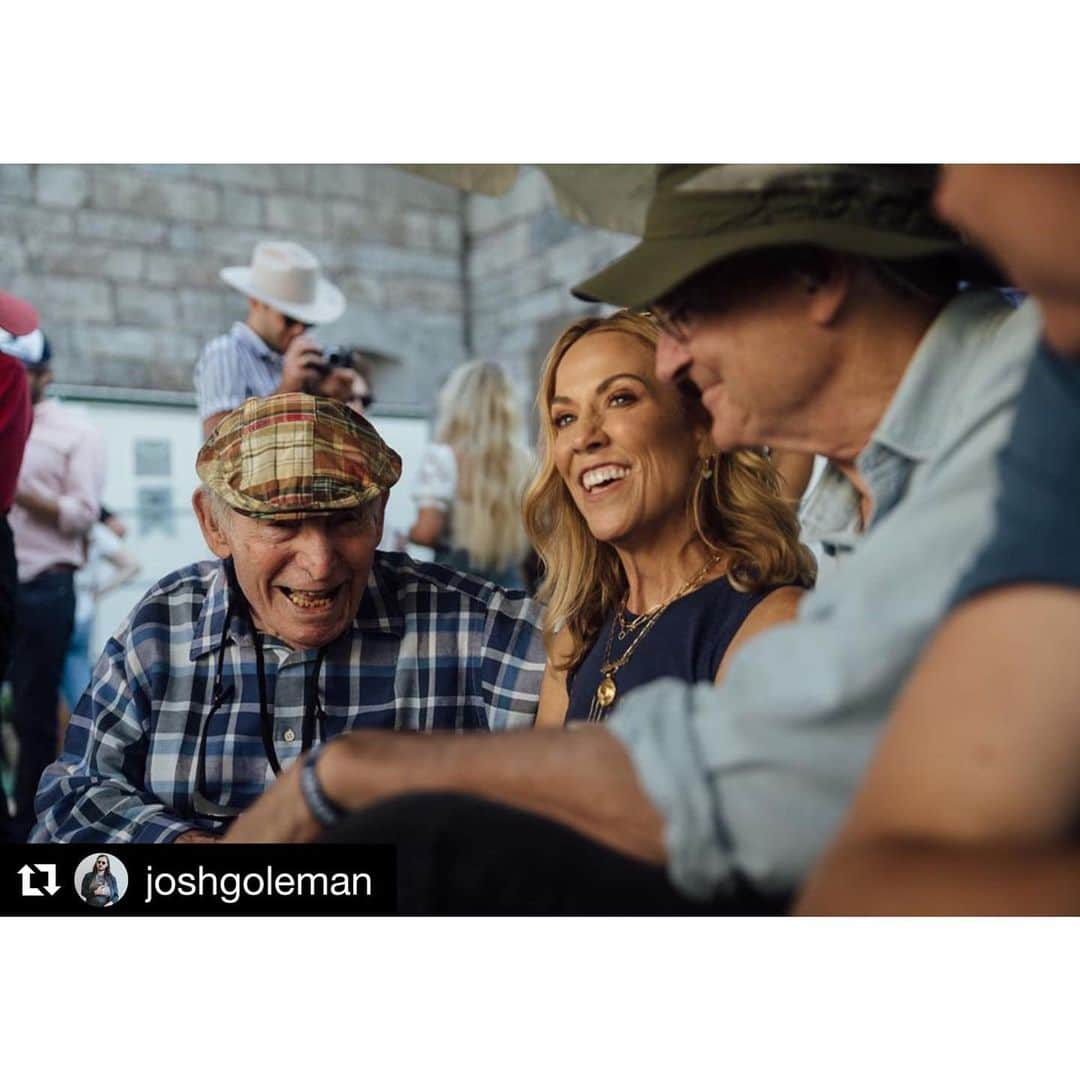 シェリル・クロウさんのインスタグラム写真 - (シェリル・クロウInstagram)「Throwing it back to @newportfolkfest when @jamestaylor_com made a surprise visit backstage and offered to sit in on #WindingRoad. 😍. Can’t wait for you to hear him on #Threads tomorrow! _____________________________________________________________ Swipe 👉🏻 to hear James talk about when George Wein interrupted his @newportfolkfest set  in 1969 to announce the moon landing. 😳 📹: @allisonrosedetemple 📷: @joshgoleman with the legendary George Wein  _____________________________________________________________ #jamestaylor  #newportfolkfest #georgewein #threads #newmusic」8月30日 8時35分 - sherylcrow