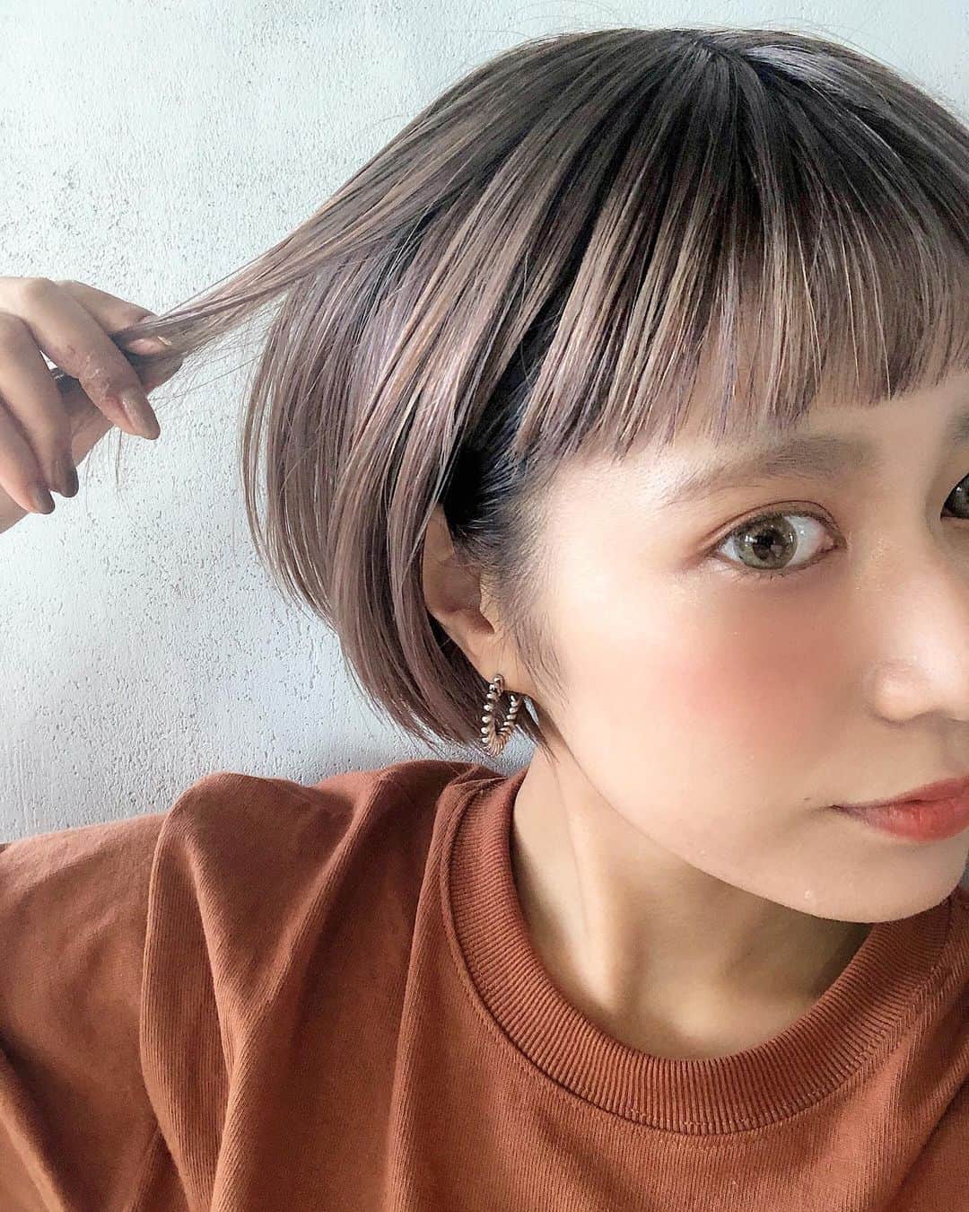 NATSUMI/渋谷店さんのインスタグラム写真 - (NATSUMI/渋谷店Instagram)「昨日のストーリーでたくさん DMきたのでUPします🥺✨ ・ 髪色はいつも @ryuu.i で オーダーは明るめのベージュで🙋‍♀️ って感じで なので何色かというとベージュです！笑 ・ ・ カラコンはずーっとLIL MOONの スキンベージュです！ 本当にナチュラルで色素薄めです♡ ・ ・ 来月1.2.3は ヘアショーで台湾！ 7日もALBUM幹部メンバーで ヘアショー！ 10月も単独でヘアショー！ ・ 頑張りまっす！！！🔥 ・ ・」8月30日 8時45分 - album_natsumi