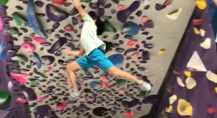 ハキム・カスバンのインスタグラム：「Wait for it...⁣ ⁣ @heavy.japan⁣ 📷: @berizified⁣ ⁣ #heavyjapan #tokyopowder #climbing #bouldering #climbinglife #streetwear」