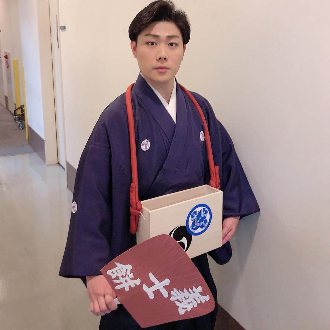 市川 翔乃亮のインスタグラム：「第2回 ひとつなぎの会 師匠をはじめ、お手伝い頂いたスタッフの方々、そしてご来場頂きました皆様、沢山の方々のお陰をもちまして 昨日無事に終演致しました🙇‍♂️ 義士餅はもっとお稽古を重ねて、またどこかでやりたいな☺️ #ひとつなぎの会 #義士餅」