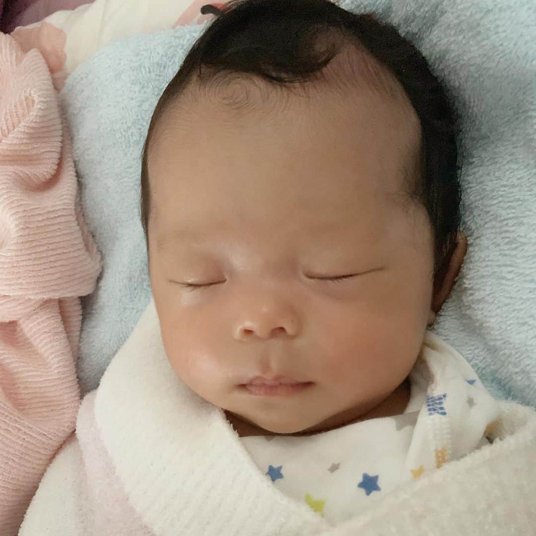 本田しおりのインスタグラム：「琥珀が生まれて1ヶ月が経ちました。  子育ては大変ですが 彼女はこの上ない癒しをくれます  顔も毎日違う♡ どの日も私には全く似てないけどw 完全に小さい夫w  夫が「このまま琥珀が一重やったらしーちゃんに整形疑惑が出てしまうねw」と言っていたのだが、私は歯も含めて全くのノーカスタムです！w 母曰く生まれたすぐからギロッとしたばっくり二重だったそう。私も完全に父親似で母には全く似てませんがw 自分から出てきたのに全く似てないの不思議よなwという話に母となりましたw」
