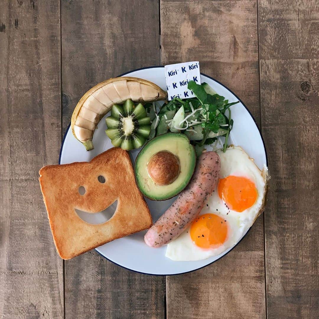 k i ｒa r a のインスタグラム：「𝐛𝐫𝐞𝐚𝐤𝐟𝐚𝐬𝐭 ☺︎ 今日の朝ごはん🥕  目玉焼き🍳アボカド🥑 クレソンのサラダ🥗  ハーブソーセージ🌭  キウイ🥝バナナ🍌 トースト🍞」