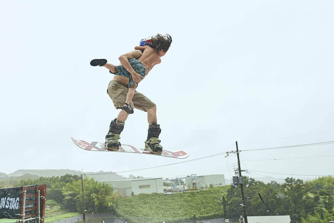 岡本圭司さんのインスタグラム写真 - (岡本圭司Instagram)「GOP. With my kid. 📷→ @tontontonko345  #snowboarding  #werideforever」8月30日 8時55分 - hywod_kj