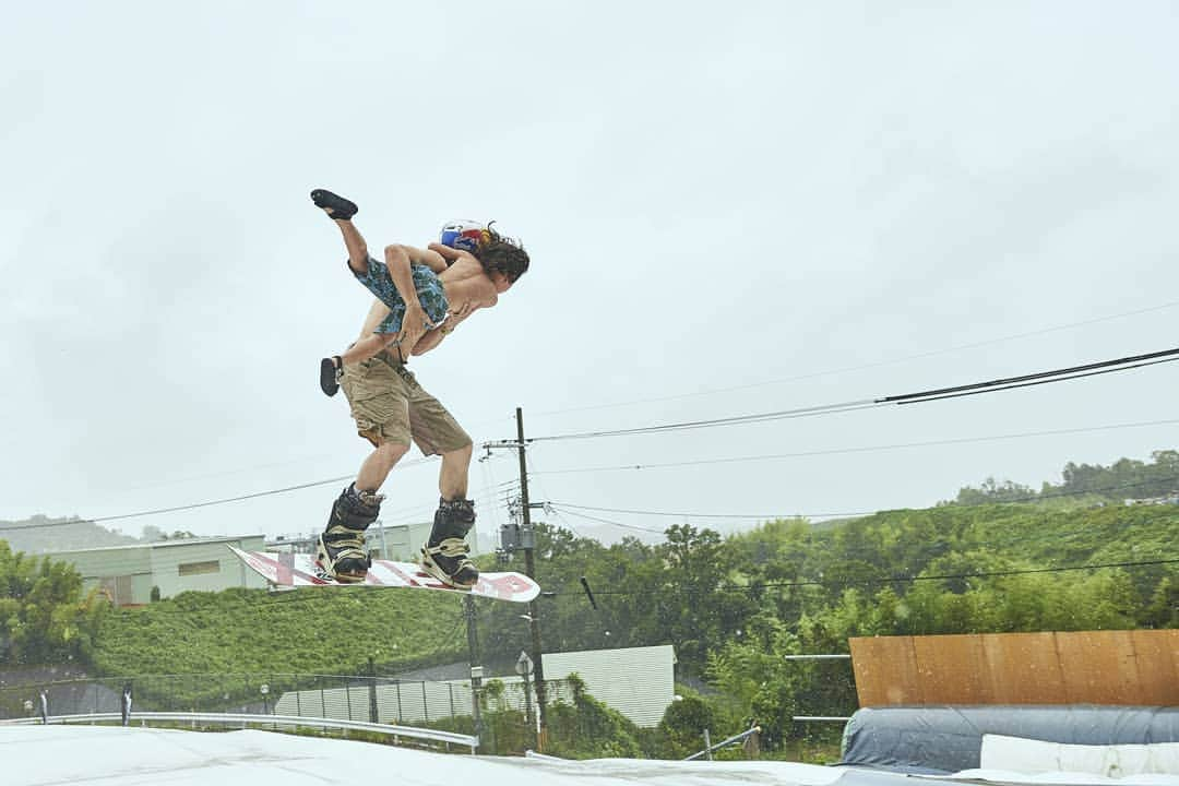 岡本圭司さんのインスタグラム写真 - (岡本圭司Instagram)「GOP. With my kid. 📷→ @tontontonko345  #snowboarding  #werideforever」8月30日 8時55分 - hywod_kj