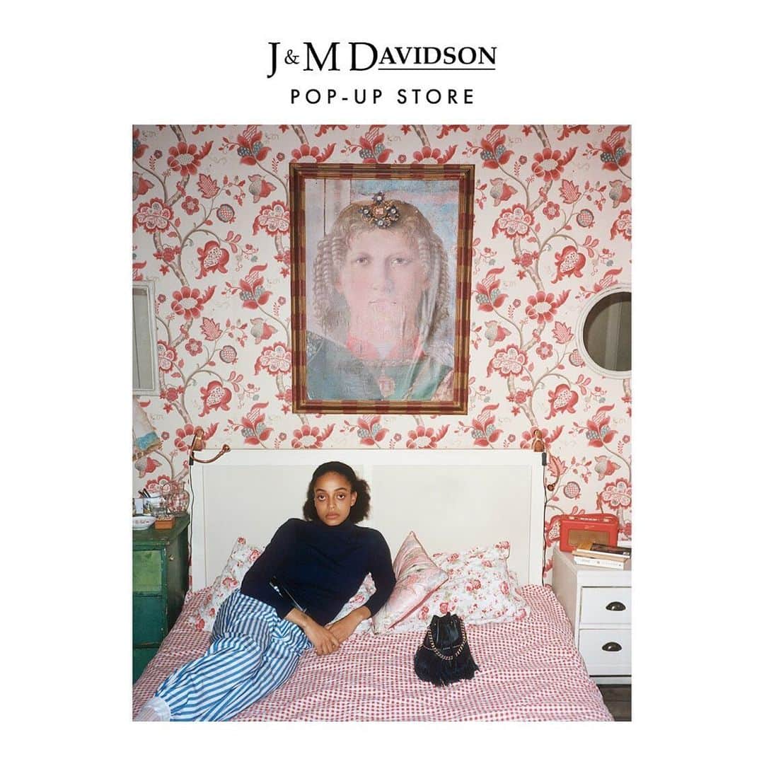 エリオポールのインスタグラム：「J&M DAVIDSON POP-UP STORE  9.4 - 9.24 札幌ステラプレイス 9.6 – 9.26 広島 9.5 – 9.18 ルミネ横浜 10.3 – 10.23 HÉLIOPÔLE 10 . . ケイティ・ヒリヤーによる新しい J&M DAVIDSONの19AWコレクション . アイコンモデル“CARNIVAL”を再解釈したバッグ“FRINGE CARNIVAL”や、アクセサリーのような感覚で持てるミニバッグ、革小物などに加え、モダン・ブリティッシュの華やかなウエアも豊富に揃います。またエリオポール30周年を記念し、タイムレスなデザインが人気のバッグ“BELLE S WITH STUDS”では、特別にエリオポールのブランドカラーであるブルーが登場します。今まで以上に洗練され進化した J&M DAVIDSONの世界をご覧ください。 . . . #HELIOPOLE #heliopole #エリオポール #JANDMDAVIDSON #2019aw #autumnwinter #秋冬ファッション #selectshop #fashion #style」