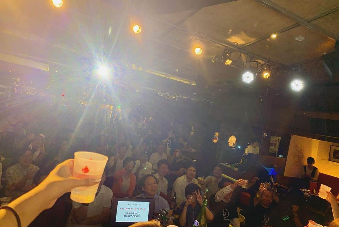 中村愛さんのインスタグラム写真 - (中村愛Instagram)「🎤♡ ・ ・ ・ 昨日の写真📷 久々の夜ライブ、とっても楽しかったなぁ。 130名くらいのお客さんに囲まれて、みんなで食べながら飲みながら話して(^ ^) ただ、1人めっちゃ酔っててた演者さんがいて→みっきーちゃん。笑 私はどうやら引いていたらしいw #酒ミット #ロフト9」8月30日 8時57分 - nakamuramura_ai