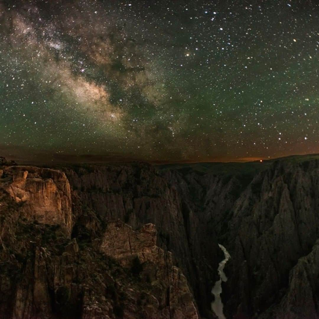 アメリカ内務省さんのインスタグラム写真 - (アメリカ内務省Instagram)「Witness millions of stars in the sky above your head and two million years of geologic history below your feet at Black Canyon of the Gunnison National Park in #Colorado. Plunging cliffs, soaring buttresses and a thundering river make for a compelling visit and a view like no other. #BlackCanyon runs 48 miles long (14 miles within the park) and reaches depths of over 2,700 feet -- more than twice the height of the Empire State Building. Most impressive. Photo @BlackCanyonNPS by #NationalPark Service. #travel #FindYourPark #usinterior」8月30日 9時05分 - usinterior