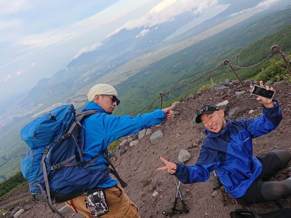 Masackさんのインスタグラム写真 - (MasackInstagram)「初富士登山。 天気悪くなって八合目で下山。  #富士山 #japan #fuji #mountain #二日酔いで #登山開始 #酸素薄くて #ビビった #高地トレーニングってすげー #大学の同期 #久々」8月30日 9時07分 - masackdrum