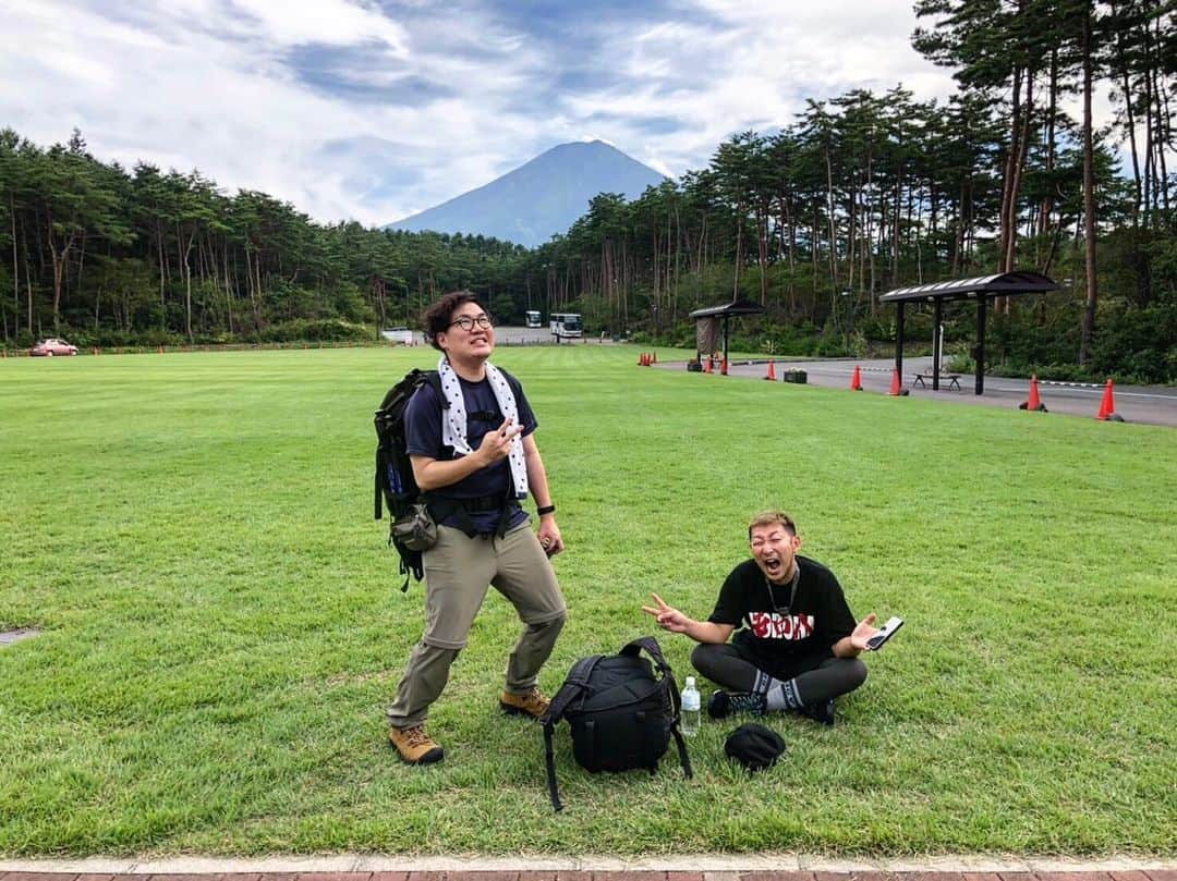 Masackのインスタグラム：「初富士登山。 天気悪くなって八合目で下山。  #富士山 #japan #fuji #mountain #二日酔いで #登山開始 #酸素薄くて #ビビった #高地トレーニングってすげー #大学の同期 #久々」