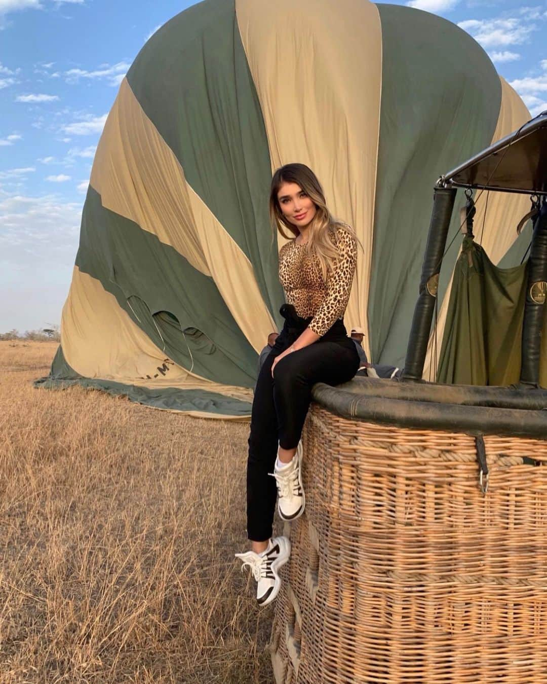 KaThE ArOcAさんのインスタグラム写真 - (KaThE ArOcAInstagram)「Gracias Dios por tantas experiencias maravillosas!!! Y hoy muy am 🕓 toco paseito en globo 😍 #africa #tanzania #singita #serengeti 🐯」8月30日 9時10分 - kathearoca