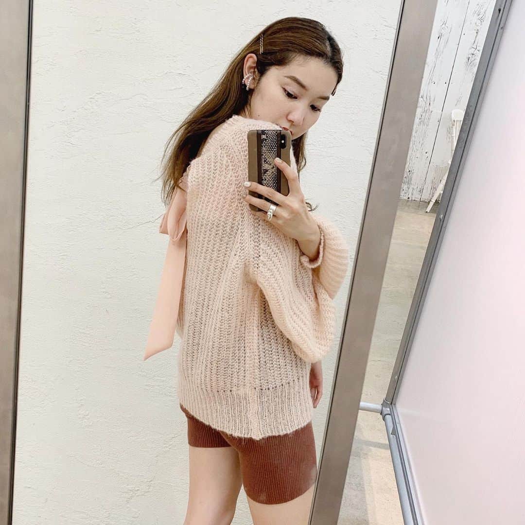 mina hinokuchiのインスタグラム：「. 秋物のニット、まずはこちらをget♡♡ 透け感のあるフワフワ素材が可愛い☁️☁️ リボンもポイントになって、バックスタイルも可愛くきていただけます🍁 . 今日はお店でお待ちしてます♪♪ #whoswhochico #salonbychico #salonbychico_yokohama #mina_chicode #フーズフーチコ #ルミネ横浜 #横浜」