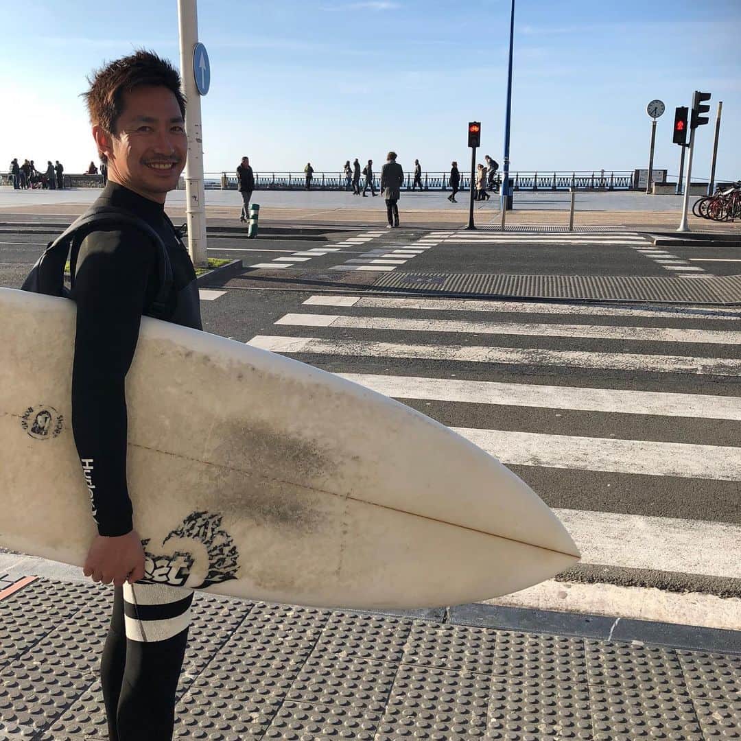 田中毅さんのインスタグラム写真 - (田中毅Instagram)「. 後輩が今度、休みを取ってサンセバスチャンに行くそうだ。僕の大好きな街の一つ。とにかくご飯が美味しい、街並みは美しく、さらには海もあってサーフィンも出来る🏄‍♂️ 羨ましい！必ずまた行くぞ〜😋 #surf #surfing #surftrip #美食の街 #donostia #sansebastian #vasco #spain #bar #txakoli #チャコリ」8月30日 9時16分 - tanaka_ta_ke_shi