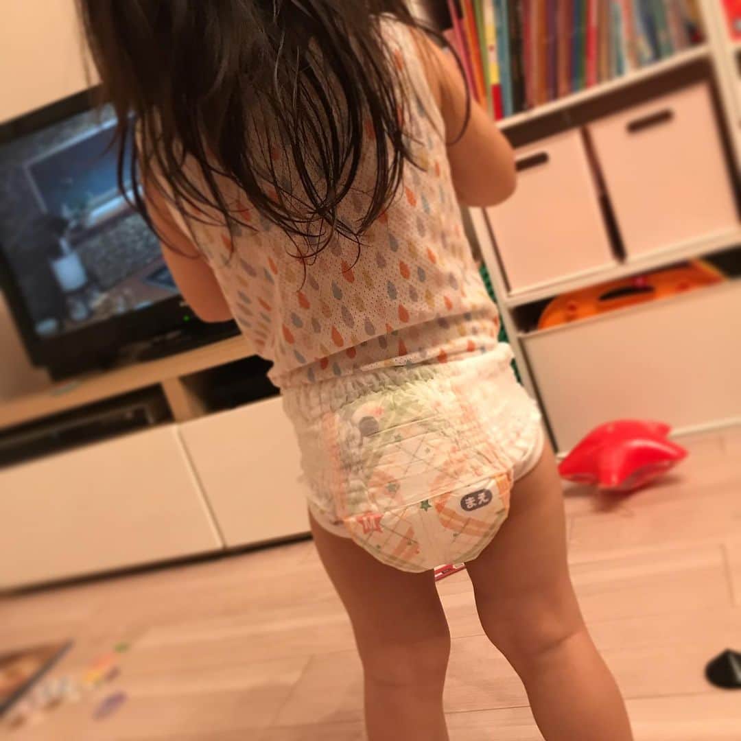 のインスタグラム：「いろいろ間違えてる  素っ裸から オムツ履いて 肌着着て そのうえにまたオムツをはきたくなったお風呂上がりの彼女👧🏻 もうはいてるからはかなくていいよー！って言って目を離したら 自分で履いてた😂 前後ろ反対や😂 自分で履けたの！！って褒めときました（笑） オムツonオムツ  #お風呂上がりに牛乳大人ばりに飲む🥛 #フォローアップやめたら #大嫌いな牛乳が大好きな牛乳に変わった😳 #最近またご飯モリモリ期 #保育士さんもびっくり #めっちゃ食べる #保育園では好き嫌いのない子らしい #野菜食べるらしい🥦🥬 #家ではボッコリー以外食べない🥵」