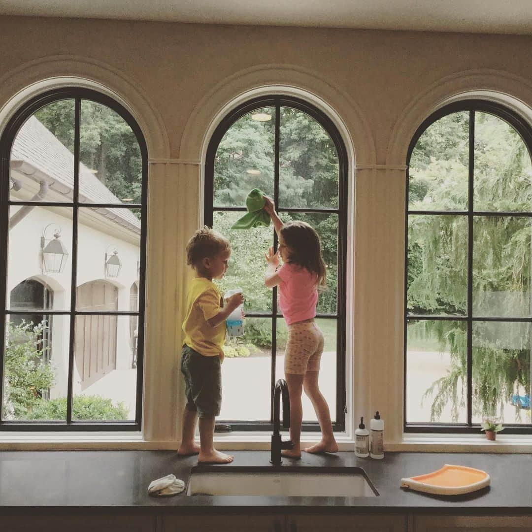 エリック・デッカーさんのインスタグラム写真 - (エリック・デッカーInstagram)「Told the kiddos if they wanted a toy from @target that they need to earn enough money to buy it. They cleaned up their rooms and asked for the ‘window cleaner’. Lesson of the day = Value of a dollar.」8月30日 9時38分 - ericdecker