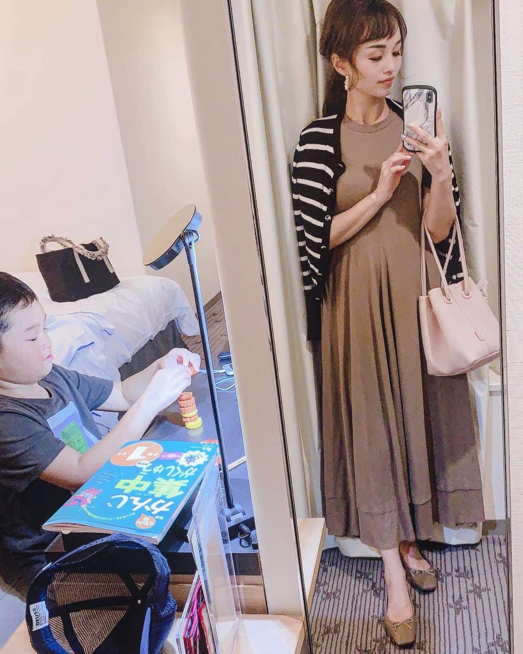 のインスタグラム：「こっそり息子とwww  昨日の服は✈️移動考えてカットソーワンピース👗に必須の羽織もの‼️ やっぱり涼しいです #北海道 ✨✨ 息子は一応勉強のもの持ってきたけど、まぁ身が入らないよね😅 サンダル履いてきましたが涼しすぎてバレエシューズ買っちゃいました🥿🥿 札幌駅いろいろあって助かります🥺❤️ Op  @milaowen_official  Gaun @zara  Shoes  @randa_pic  Bag  @vasic_japan  #ootd #outfit #fashion #fashionlover #大人カジュアル #ママコーデ #ママファッション #プチプラコーデ #プチプラファッション #今日のコーデ #コーディネート #ootd_kob #locari #hugmugstylingbu #dorris_jp」