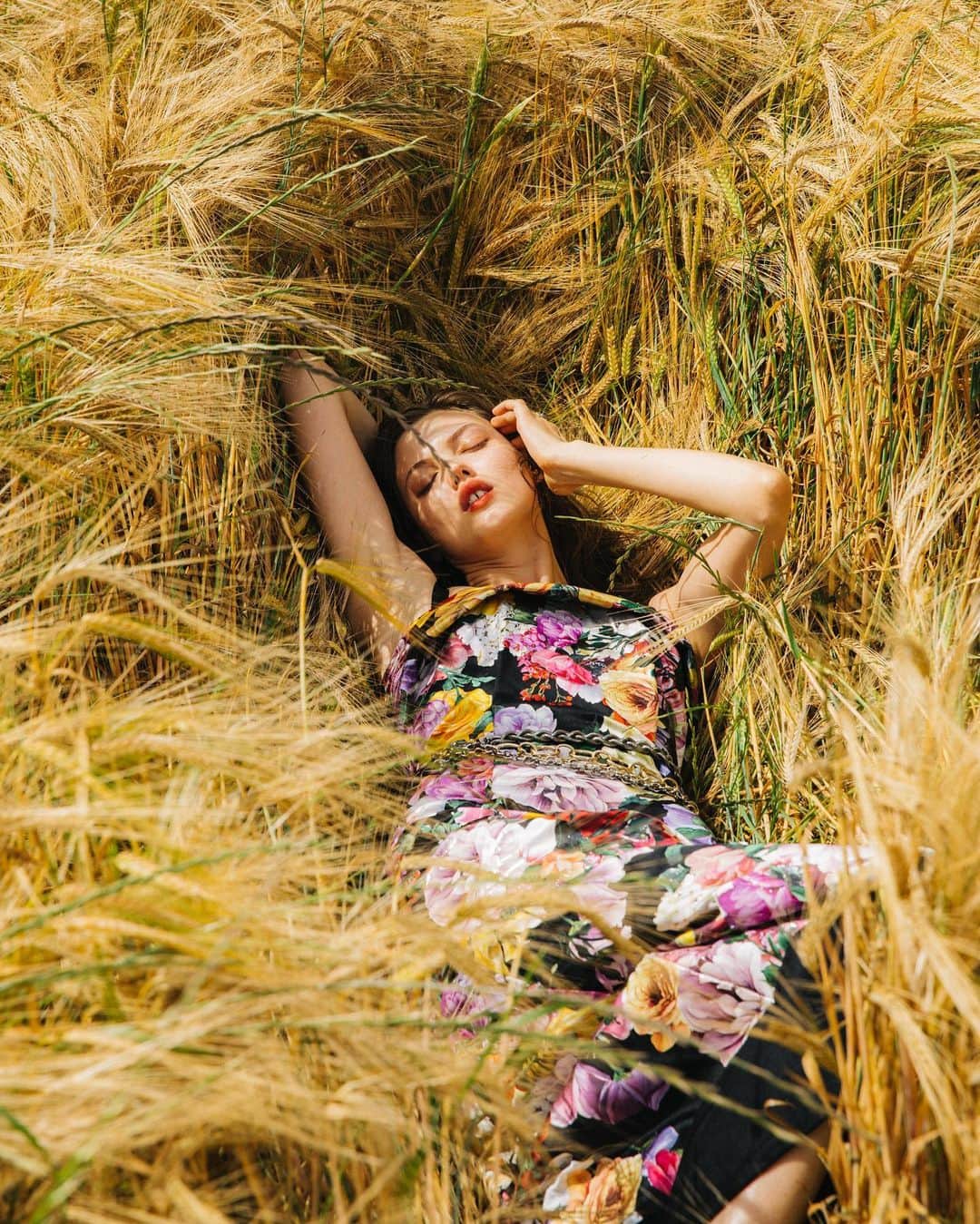 コール・スプラウスのインスタグラム：「One more for @elleusa with @lindseywixson」