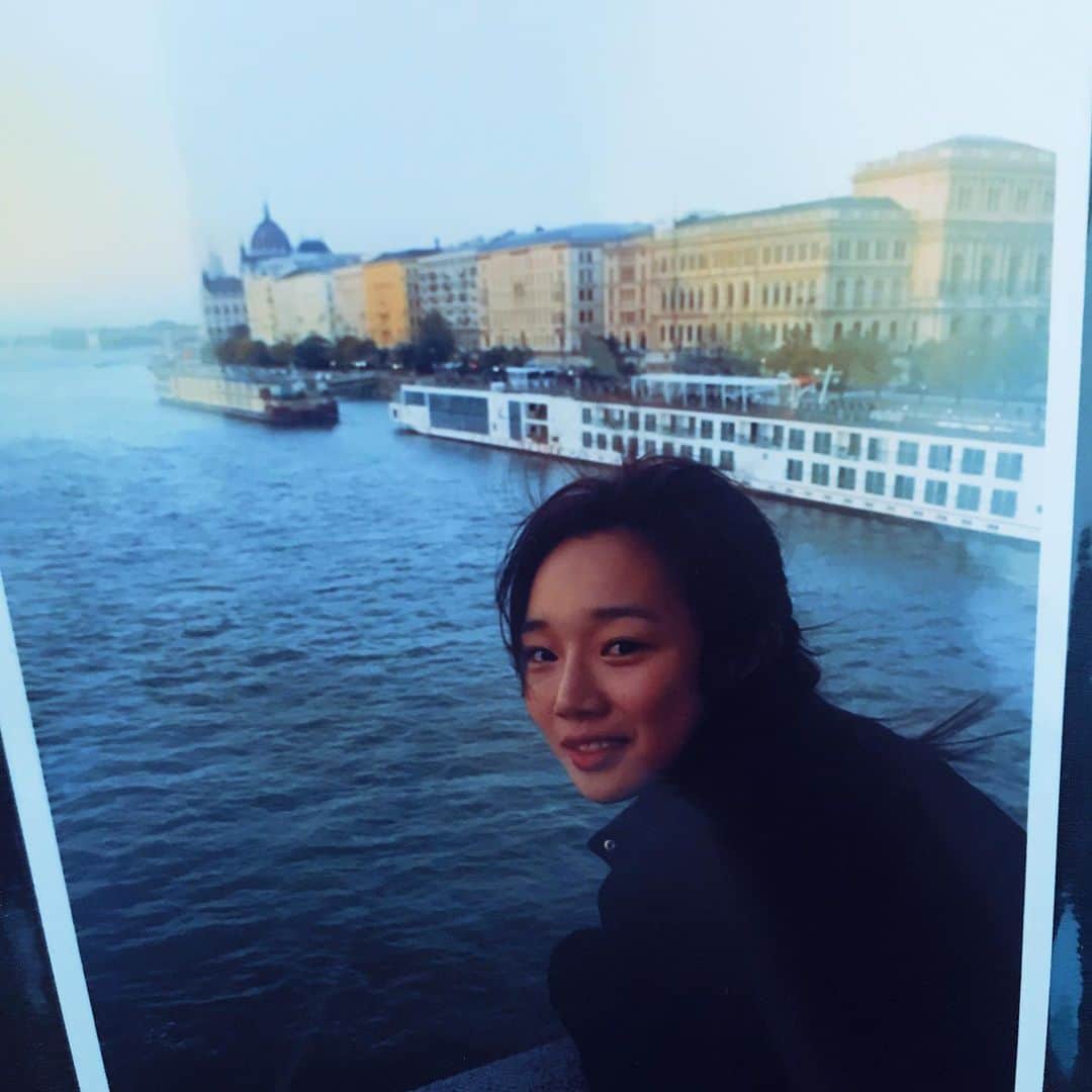 チョン・ヨンジュのインスタグラム：「Have a good day 🌬🍂#memorybudapest ☀️」