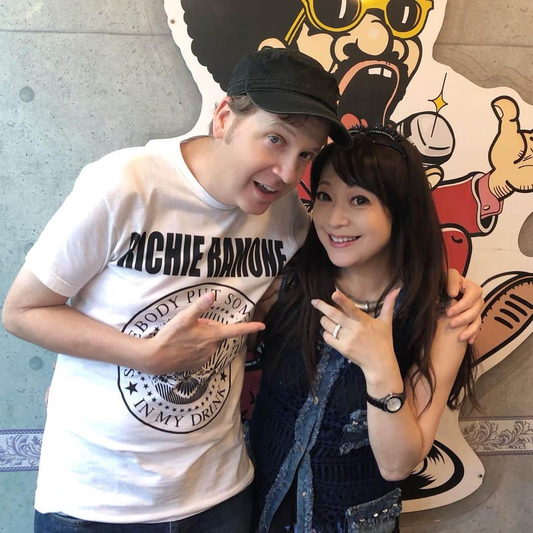 原めぐみさんのインスタグラム写真 - (原めぐみInstagram)「（原めぐみオフィシャル）5pcs  photos おはようございます❗️昨日のレインボータウンFM【原めぐみのEN❤︎JOYトーク】 ゲストはカジュアルな装いの蒼一心さん❣️新曲を披露されました✨そして、Jack Lowellさんの『歌う英語塾』は「見つめあう恋」を訳しながら英語のお勉強_φ(･_･  https://ameblo.jp/meguming5/entry-12513713389.html  #蒼一心  さん #原めぐみ ﻿ #レインボータウンfm ﻿ #原めぐみのenjoyトーク ﻿﻿ #酒井雅敏 ﻿ さん #Jack Lowell #見つめあう恋  #wallofsound  #生放送 ﻿ #サイマルラジオ ﻿ #一心  #80年代アイドル ﻿ #深川ギャザリア  #元アイドル﻿ #昭和アイドル ﻿ #歌番組 ﻿ #singer ﻿﻿﻿﻿﻿ #japanesesinger ﻿﻿﻿﻿ #japaneseactor﻿﻿﻿ #megumihara﻿﻿﻿﻿ #インフルエンサー ﻿﻿﻿﻿ #インスタ映え ﻿﻿﻿﻿ #インスタグラマー ﻿﻿﻿﻿ #いいねありがとう ﻿﻿﻿﻿ #フォロー ﻿﻿﻿﻿ @meguming.h」8月30日 9時45分 - meguming.h