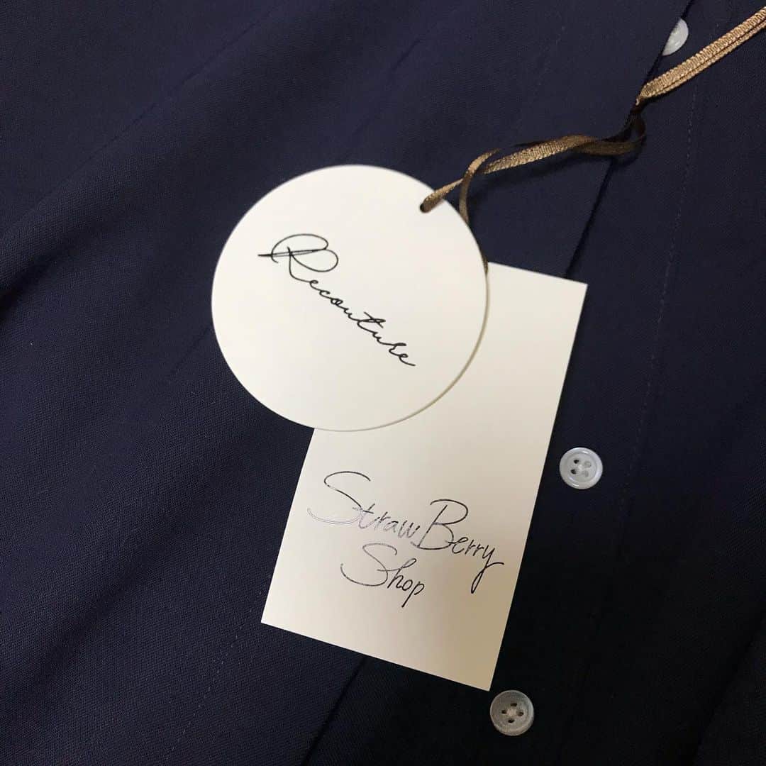 のインスタグラム：「ㅤ リクチュールでオーダーした私だけのオリジナルのお洋服。 私はサラッとした素材のネイビーにしました🌃🦋 ㅤ 私のオリジナルカスタマイズは 襟ぐりを広げて 袖の長さを10分丈に伸ばし(写真はまくってるよ) 両サイドにポケットを付けて ボタンをあえて白にしてもらいました。 そして中に絞りをつけて スッキリ着られるようにもしてもらってます！ ㅤ 私のわがままをたくさん詰め込んで 「好き」を「似合う」にしてくださった @recouture_official さん、ありがとうございました＾＾ ＿＿＿＿＿＿＿＿＿＿ ㅤ このリクチュール企画は9月4日までの期間中、 伊勢丹新宿店本館６F催物場で開催される 小さいサイズの婦人服イベント「150cm ish”STYLE”」で みなさんもリクチュールを受けられます！  ーリクチュール会場ー 🍓8月28日-9月2日☞伊勢丹新宿店本館 6F 催物場 🍓9月4日-10日☞伊勢丹新宿店本館 2F ストロベリーショップ ㅤ 是非みんなも参加して、 自分だけのオリジナル服をGETしてね♥︎ ＿＿＿＿＿＿＿＿ #recouture_official #recouture #littlecafe150 #pr」