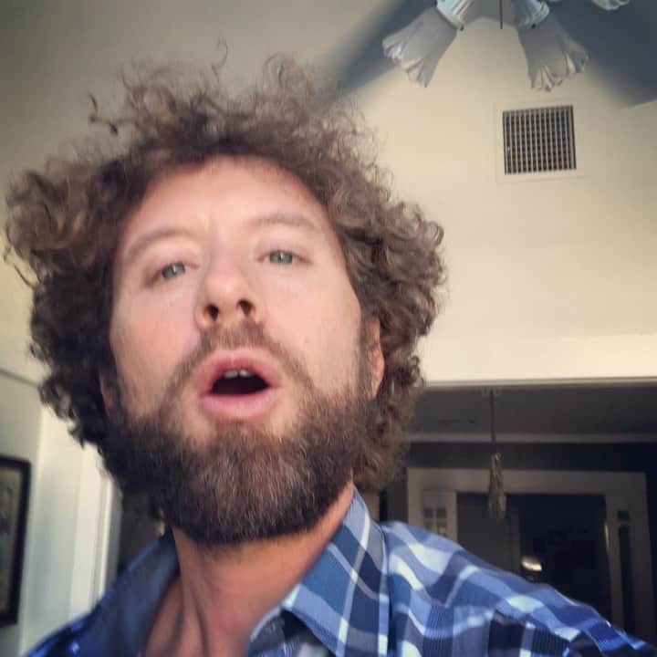 T・J・サインのインスタグラム：「Hey everyone! My twitter account (which I am rarely on) and this instagram: Tjthynegram with the verified blue check mark ✅ are my ONLY accounts. Just FYI. I’ve been hearing some scammer is creating accounts, writing to peeps, pretending to be me. Report those accounts, this is my only one 😀😀. Miss you all!」