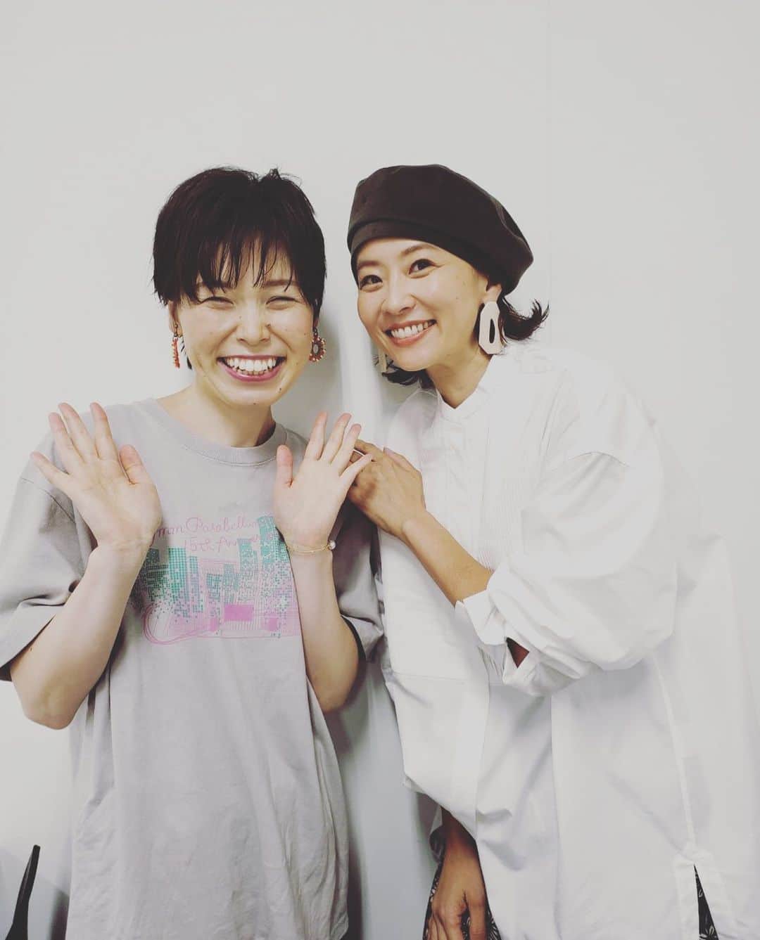のインスタグラム：「昨日のロケで会えた 誠子ちゃん  @seiko_1204 ちゃんと😆✨ スリムになって、素敵なショートヘアもすんごく似合ってて可愛い😍❤️ Tシャツにノンウォッシュのハイウエストのデニムをインして、カジュアルな布バッグ、スニーカーという（可愛いいなと思ってすんごい見ちゃった😆）昨日のカジュアル私服デニムスタイルもショートヘアにぴったり合ってて素敵だったなあ☺️✨ ・ ・ #ロケ#尼神インター誠子ちゃん」