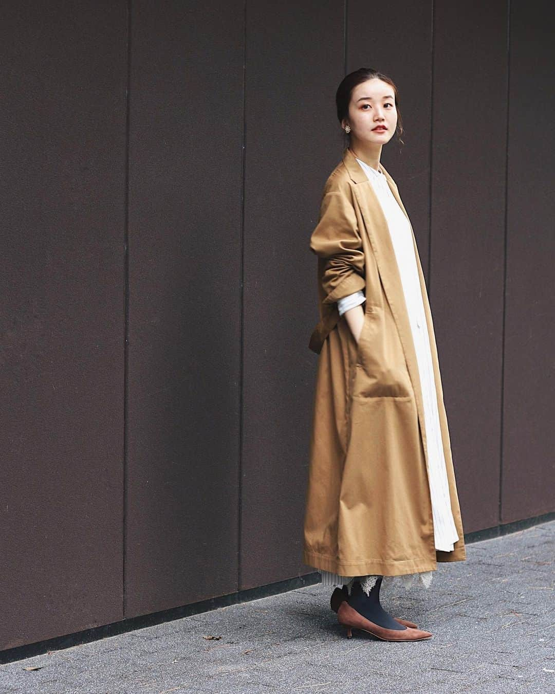 IENAさんのインスタグラム写真 - (IENAInstagram)「✔️ How to wear “着流しコート&トレンチコート”﻿ ﻿ ﻿ ﻿ ポリエステル素材で三重織という希少な織り方で作られた、国産のIENA別注素材のノーカラーコート。﻿ ﻿ 柔らかなオフホワイト・ベージュ・キャメルのグラデーションカラーの配色での着こなしも新鮮✨﻿ ﻿ ﻿ 🧥coat【IENA】¥28,000+tax﻿ no. 19020900584030﻿ ﻿ ﻿ ﻿ ﻿ コットン×ナイロンの軽やかな素材感は、程よく光沢感もあり上品に着られます。ベルトでウエストマークしたり、ラフに羽織ったり、シーンに合わせて着こなし方のアレンジも効く、今年らしい着流しコート✨﻿ ﻿ シャツワンピースとレーススカートのレイヤードスタイルでぐっと華やかに❤︎﻿ ﻿ ﻿ 🧥coat【IENA】¥29,000+tax﻿ no. 19020900014030﻿ ﻿ ﻿ ﻿ ﻿ ﻿ 定番トレンチに使用している国産のIENA別注素材は、先染めによるきめ細やかな美しい発色で、ハリもあり、仕立て映えのする一枚。撥水加工も施されているので、非常に優秀！﻿ ﻿ シルエットの美しいインディゴデニムや、ボウブラウスとあわせてパリシックに着こなしたい気分❤︎﻿ ﻿ ﻿ 🧥coat【IENA】¥52,000+tax﻿ no. 19020900581030﻿ ﻿ ﻿ ﻿ ﻿ ▶︎swipe to more!!﻿ ﻿ ﻿ ﻿ ﻿ ﻿ ﻿ ﻿ #iena #newarrival﻿ #iena_brandnewfrenchstyle﻿ #秋の着こなし」8月30日 10時01分 - iena_jp