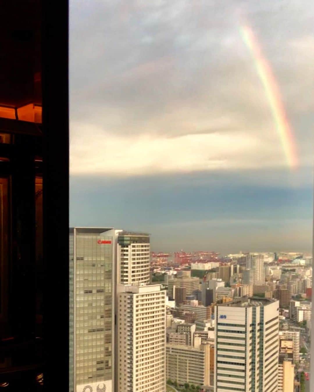 Table 9 TOKYO さんのインスタグラム写真 - (Table 9 TOKYO Instagram)「先日、CHEF’S TABLEから羽田空港方面に大きな虹が出現🌈﻿ 一瞬でしたが雨上がりの素敵な光景が広がりました✨﻿ ﻿ #虹#rainbow﻿ —————————————————﻿ #tokyo#japan#品川プリンスホテル#接待#グルメ#品川#shinagawa##ホテル#グルメ女子#food#life#旅行#travel#ウェディング#食事会#顔合せ#バー#bar#結婚式らしくない結婚式」8月30日 10時03分 - table9tokyo