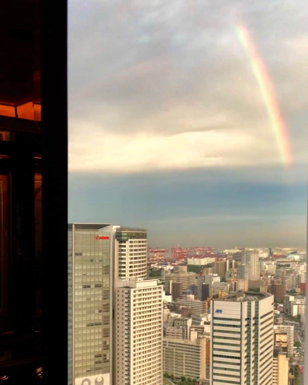 Table 9 TOKYO のインスタグラム：「先日、CHEF’S TABLEから羽田空港方面に大きな虹が出現🌈﻿ 一瞬でしたが雨上がりの素敵な光景が広がりました✨﻿ ﻿ #虹#rainbow﻿ —————————————————﻿ #tokyo#japan#品川プリンスホテル#接待#グルメ#品川#shinagawa##ホテル#グルメ女子#food#life#旅行#travel#ウェディング#食事会#顔合せ#バー#bar#結婚式らしくない結婚式」
