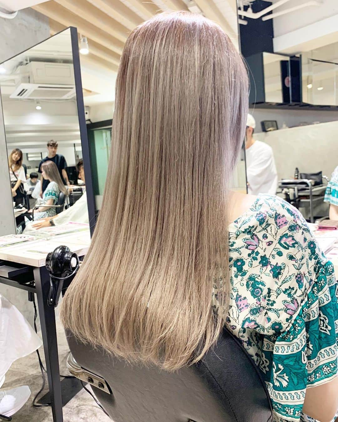 きぬがわひかるさんのインスタグラム写真 - (きぬがわひかるInstagram)「milk tea gray color 💫 .  赤みのない透明感ある色合いはブローしただけでもオシャレにキマりますよ🥰 . 【ブリーチ剤】 ◉ブリーチ剤：Schwarzkopf_FIBREPLEX @schwarzkopfjapan 【カラー剤】 ◉カラー剤：WELLA_KOLESTON  @wellapro_japan」8月30日 10時05分 - hikaru.kinugawa