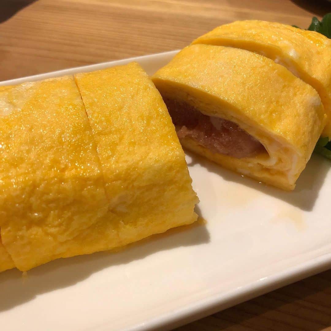 栗田善太郎さんのインスタグラム写真 - (栗田善太郎Instagram)「博多区御供所町の坂丸屋さんへ。 このお店は所謂屋台料理が楽しめます。 名物の塩ホルモン！ 付け出し四種も嬉しい。 そして定番のめんたい玉子焼きに、焼き鳥も！ 〆にもつ入り焼きラーメンという、もつで始まりもつで終わる。 この様な屋台料理にはいいちこのレギュラーが本当に良く合う！！ 水割りでスイスイと頂きました。  坂丸屋さんにもボトルキープありますので是非飲んでみて下さい！！ 福岡市博多区御供所町 屋台料理 坂丸屋  #ちこリレー #いいちこボトルリレー #旨酒美食探訪  #栗田善太郎 #新木さくら #いいちこ #iichiko #下町のナポレオン  #深薫 #日田全麹 #西の星 #麦焼酎 #ソワニエ #三和酒類」8月30日 10時15分 - kurizen01