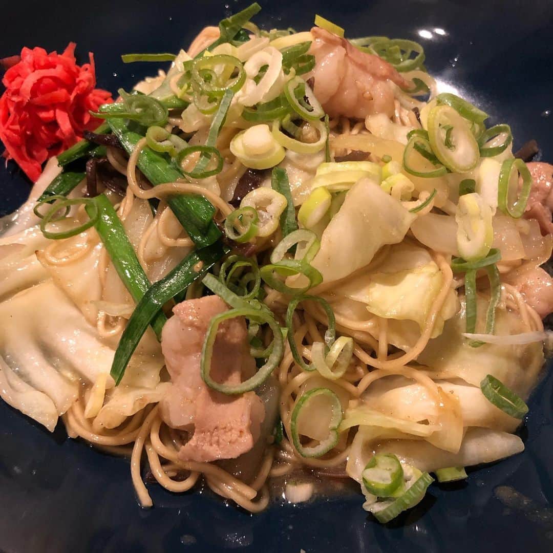 栗田善太郎さんのインスタグラム写真 - (栗田善太郎Instagram)「博多区御供所町の坂丸屋さんへ。 このお店は所謂屋台料理が楽しめます。 名物の塩ホルモン！ 付け出し四種も嬉しい。 そして定番のめんたい玉子焼きに、焼き鳥も！ 〆にもつ入り焼きラーメンという、もつで始まりもつで終わる。 この様な屋台料理にはいいちこのレギュラーが本当に良く合う！！ 水割りでスイスイと頂きました。  坂丸屋さんにもボトルキープありますので是非飲んでみて下さい！！ 福岡市博多区御供所町 屋台料理 坂丸屋  #ちこリレー #いいちこボトルリレー #旨酒美食探訪  #栗田善太郎 #新木さくら #いいちこ #iichiko #下町のナポレオン  #深薫 #日田全麹 #西の星 #麦焼酎 #ソワニエ #三和酒類」8月30日 10時15分 - kurizen01