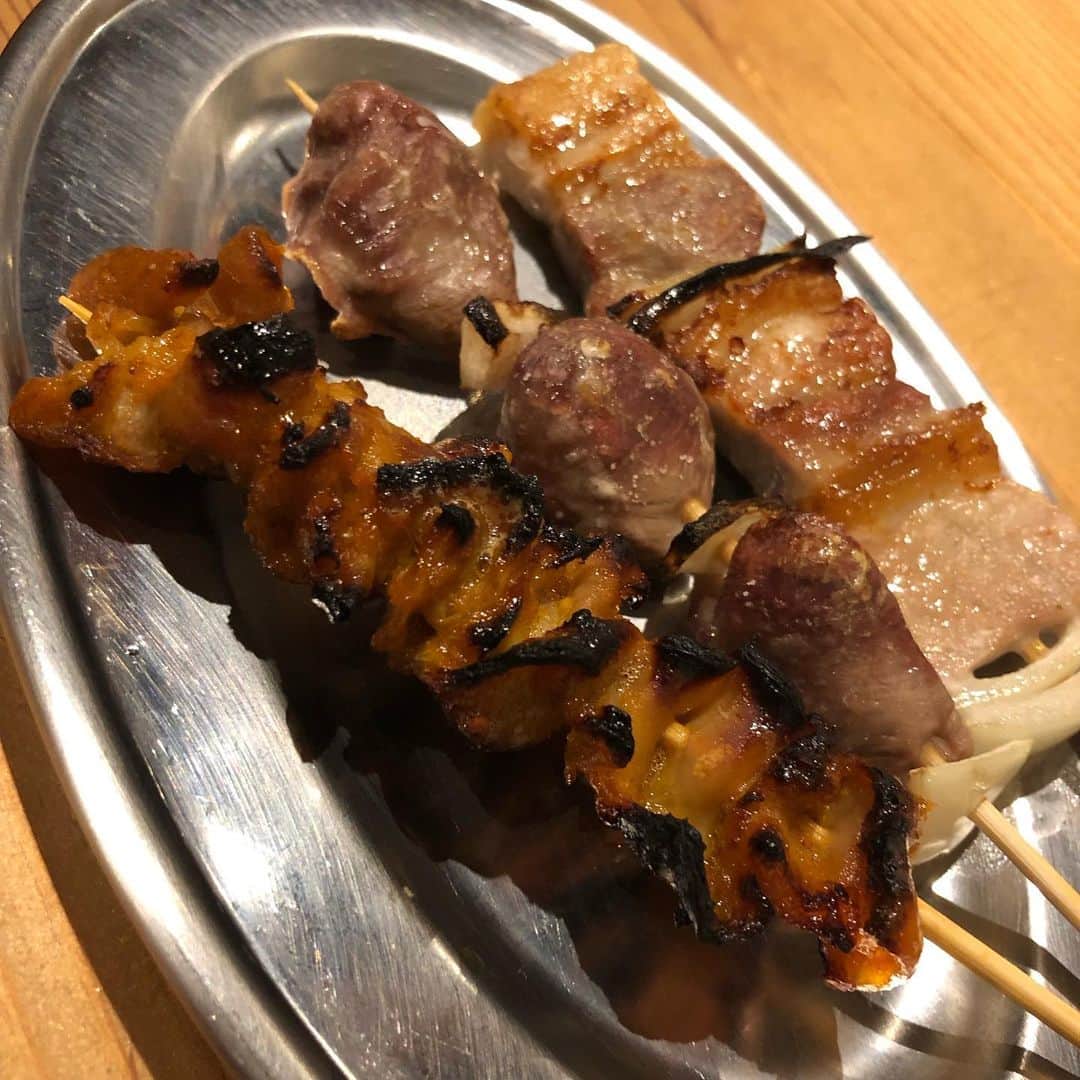 栗田善太郎さんのインスタグラム写真 - (栗田善太郎Instagram)「博多区御供所町の坂丸屋さんへ。 このお店は所謂屋台料理が楽しめます。 名物の塩ホルモン！ 付け出し四種も嬉しい。 そして定番のめんたい玉子焼きに、焼き鳥も！ 〆にもつ入り焼きラーメンという、もつで始まりもつで終わる。 この様な屋台料理にはいいちこのレギュラーが本当に良く合う！！ 水割りでスイスイと頂きました。  坂丸屋さんにもボトルキープありますので是非飲んでみて下さい！！ 福岡市博多区御供所町 屋台料理 坂丸屋  #ちこリレー #いいちこボトルリレー #旨酒美食探訪  #栗田善太郎 #新木さくら #いいちこ #iichiko #下町のナポレオン  #深薫 #日田全麹 #西の星 #麦焼酎 #ソワニエ #三和酒類」8月30日 10時15分 - kurizen01