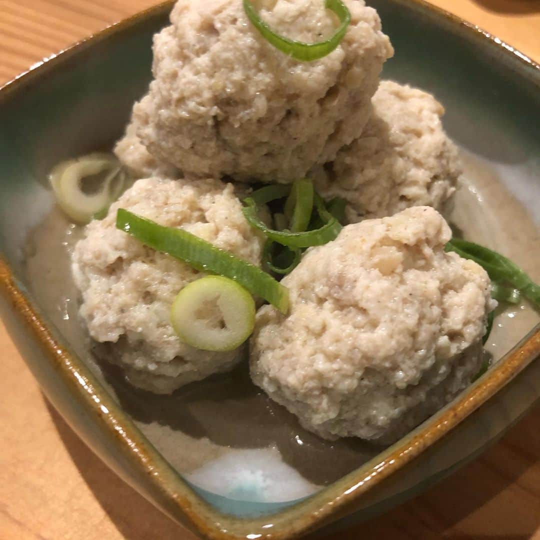 栗田善太郎さんのインスタグラム写真 - (栗田善太郎Instagram)「博多区御供所町の坂丸屋さんへ。 このお店は所謂屋台料理が楽しめます。 名物の塩ホルモン！ 付け出し四種も嬉しい。 そして定番のめんたい玉子焼きに、焼き鳥も！ 〆にもつ入り焼きラーメンという、もつで始まりもつで終わる。 この様な屋台料理にはいいちこのレギュラーが本当に良く合う！！ 水割りでスイスイと頂きました。  坂丸屋さんにもボトルキープありますので是非飲んでみて下さい！！ 福岡市博多区御供所町 屋台料理 坂丸屋  #ちこリレー #いいちこボトルリレー #旨酒美食探訪  #栗田善太郎 #新木さくら #いいちこ #iichiko #下町のナポレオン  #深薫 #日田全麹 #西の星 #麦焼酎 #ソワニエ #三和酒類」8月30日 10時15分 - kurizen01