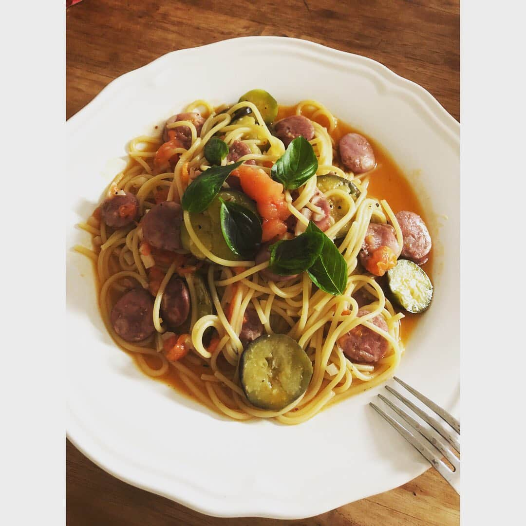 小野真弓さんのインスタグラム写真 - (小野真弓Instagram)「ブランチ😋✨ 家庭菜園のトマト、ナス、バジル( ´ ▽ ` ) 家庭菜園楽しい(*´∇｀*)愛着たっぷり🍅🍆🌱 毎日ちびちび収穫🧺♡ ご馳走さまでした🍽 #ブランチ#トマトパスタ#家庭菜園#野菜#千葉県#房総ポーク#香草ミックス#トマト#なす#バジル#にんにく#唐辛子 香草ミックスソーセージは、千葉県産の房総ポーク🐷ソーセージのにくにくしさで食べ応えたっぷりです💪」8月30日 10時20分 - hanaharuaroi