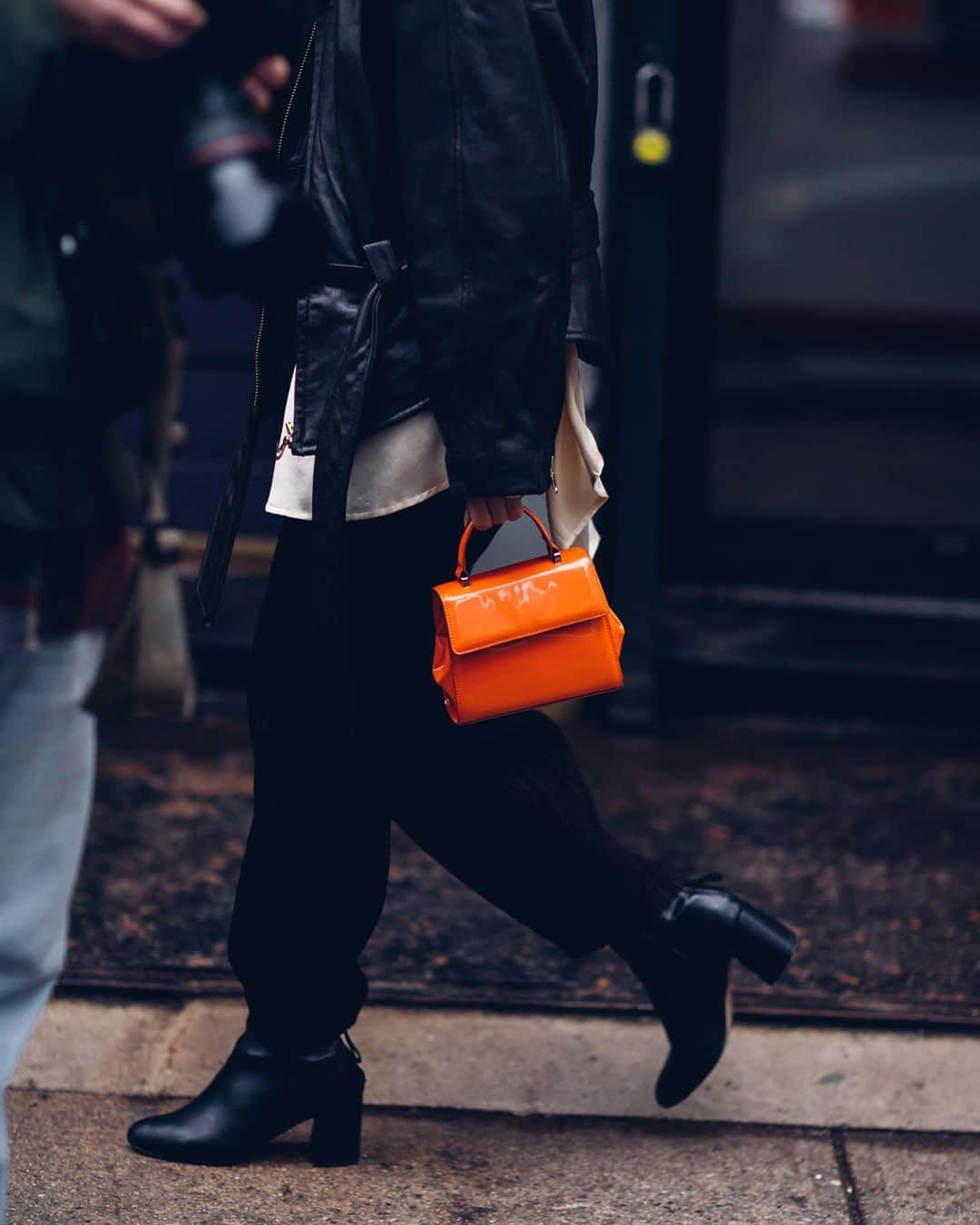 NYFW（ニューヨークファッションウィーク）さんのインスタグラム写真 - (NYFW（ニューヨークファッションウィーク）Instagram)「Accessories are most necessary. See our six favorite bags spotted last season at #NYFW. 💖 #StreetStyle photo by @moeez」8月30日 10時20分 - nyfw