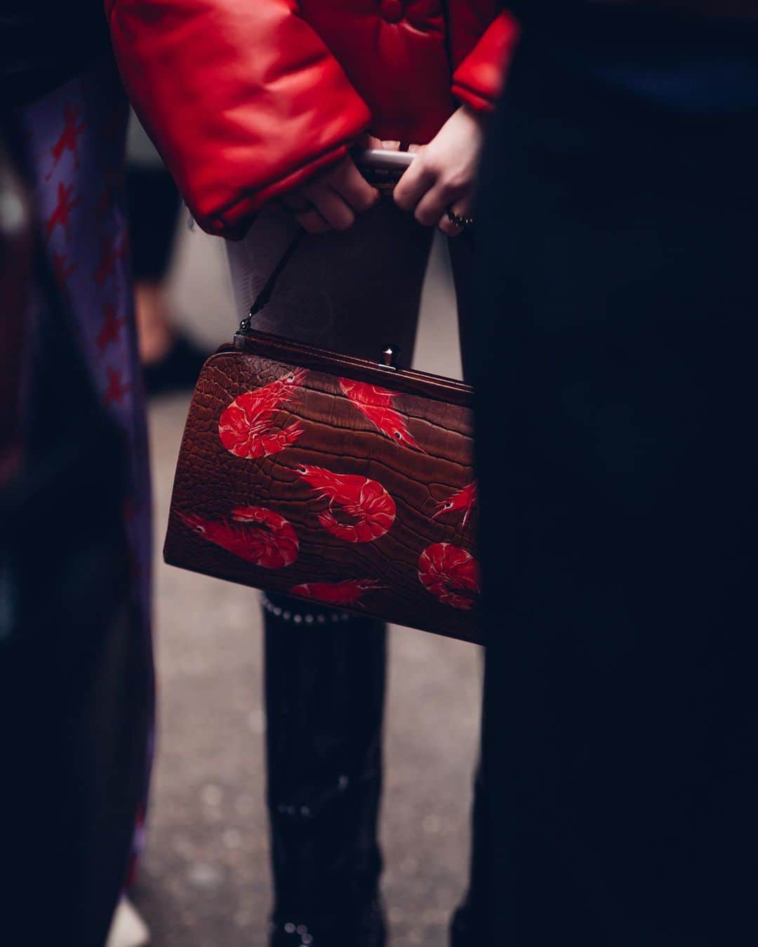 NYFW（ニューヨークファッションウィーク）さんのインスタグラム写真 - (NYFW（ニューヨークファッションウィーク）Instagram)「Accessories are most necessary. See our six favorite bags spotted last season at #NYFW. 💖 #StreetStyle photo by @moeez」8月30日 10時20分 - nyfw