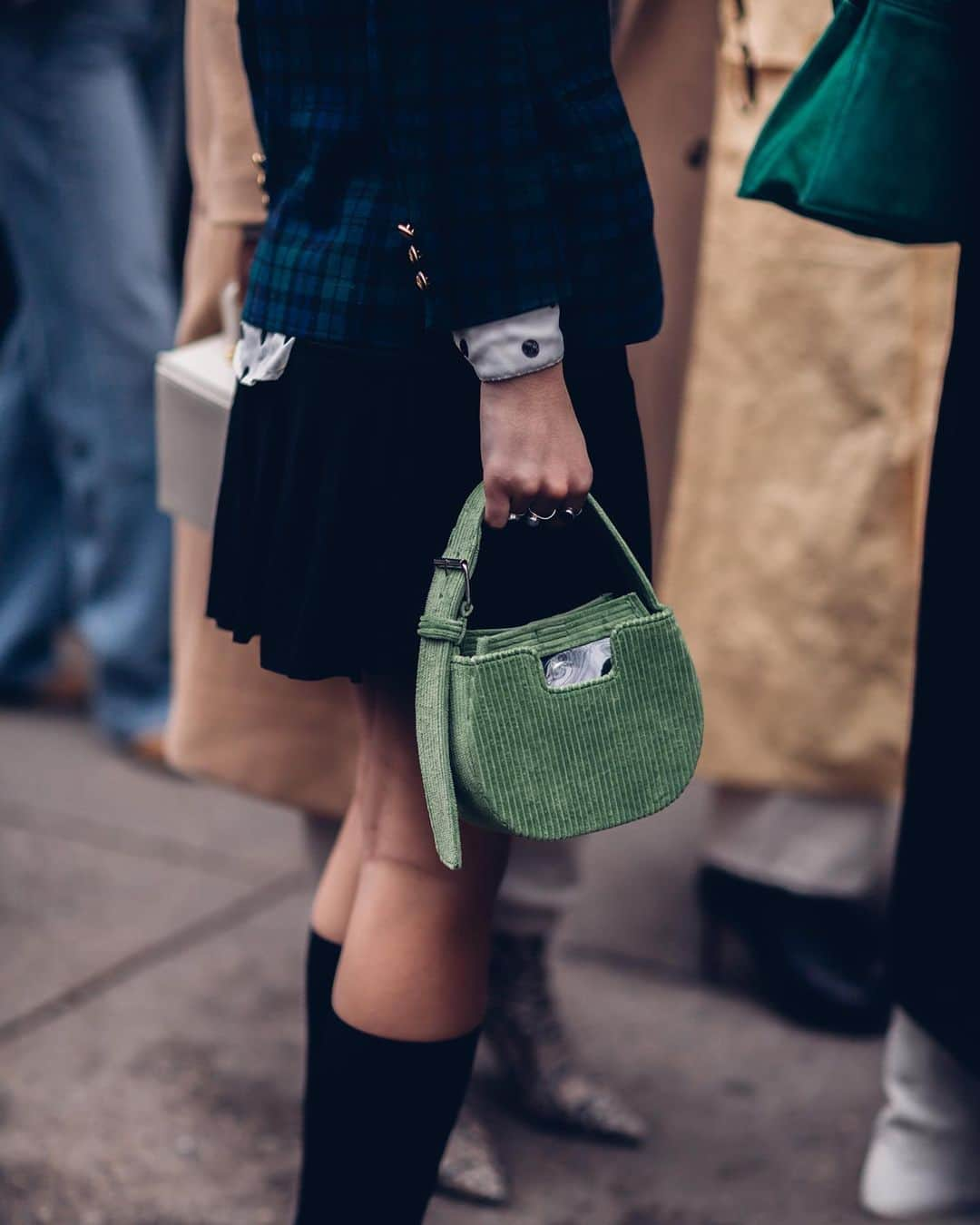 NYFW（ニューヨークファッションウィーク）さんのインスタグラム写真 - (NYFW（ニューヨークファッションウィーク）Instagram)「Accessories are most necessary. See our six favorite bags spotted last season at #NYFW. 💖 #StreetStyle photo by @moeez」8月30日 10時20分 - nyfw