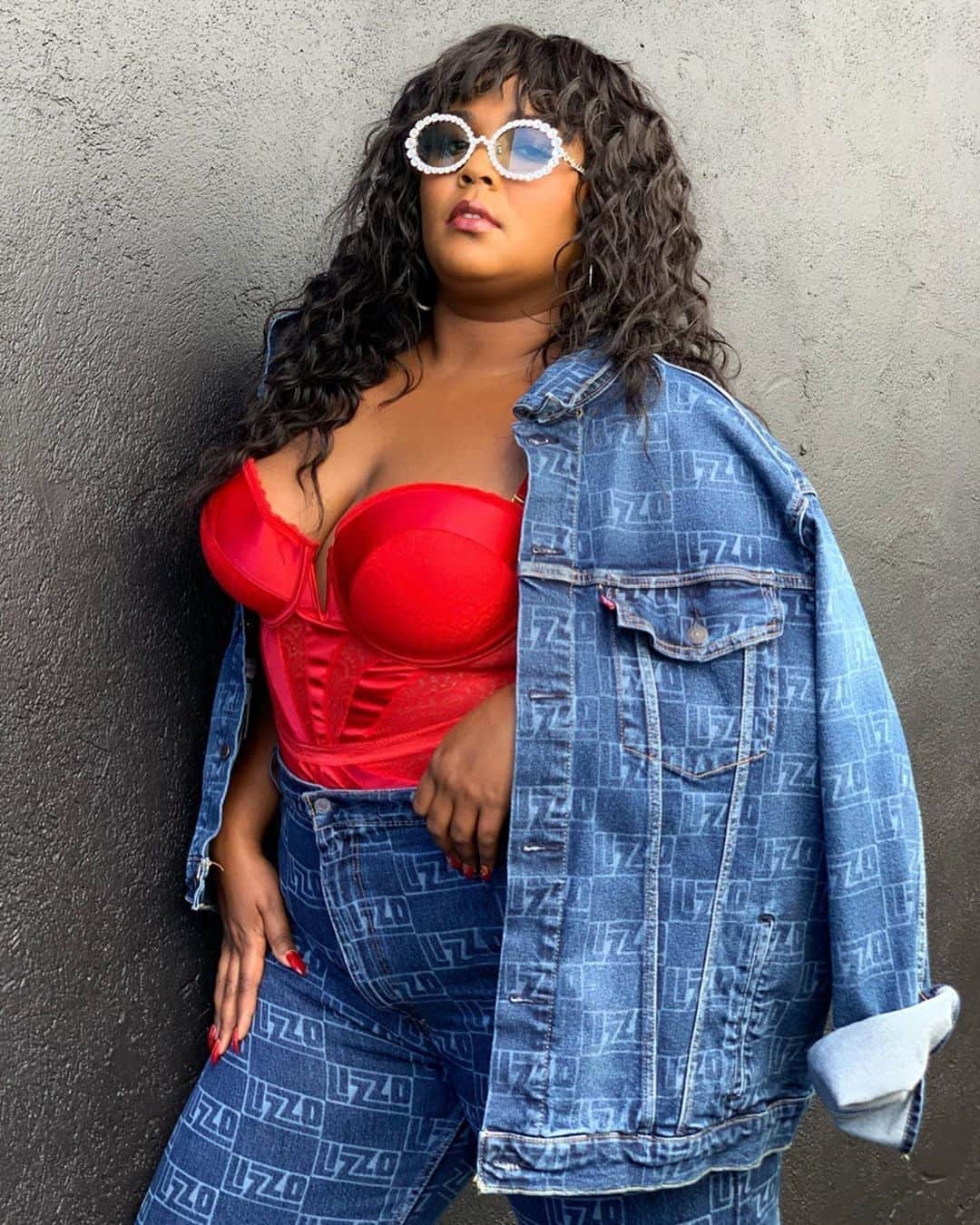 Teen Vogueさんのインスタグラム写真 - (Teen VogueInstagram)「When Lizzo says she's "100% that bitch," she really means it. 👀 At the link in bio, find out why all Lizzbians should start saving their coins now.」8月30日 10時30分 - teenvogue