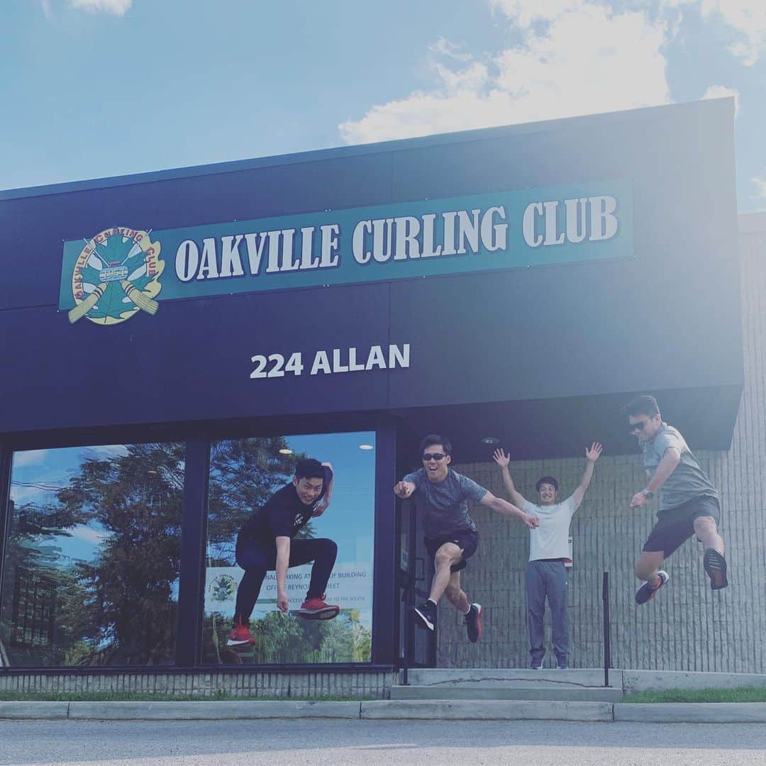 山口剛史さんのインスタグラム写真 - (山口剛史Instagram)「さてこれは何をしているでしょうか？🤔いよいよ明日からツアー2戦目スタート‼️試合は楽しみだ〜 #テイク何でしょうか #ちなみに大野氏は観客をイメージしているとか #エアーカーリング #curling」8月30日 10時22分 - yama37curl