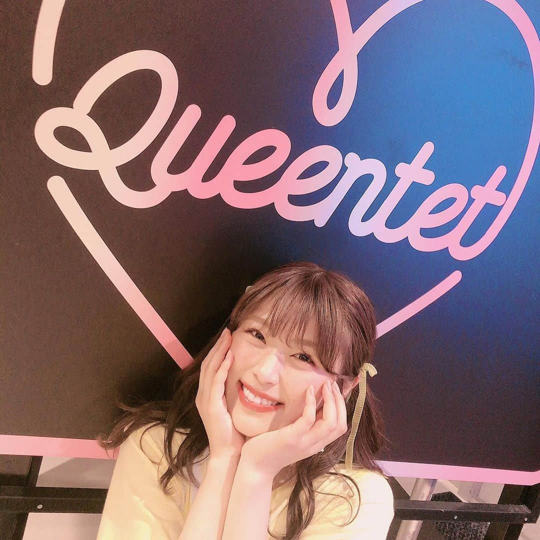 渋谷凪咲さんのインスタグラム写真 - (渋谷凪咲Instagram)「今日は #Queentetホールツアー in 名古屋です❣️ . . そして今日がツアーの最終日✨ . . 夏になったら『あ〜、ライブ楽しかったなあ☺️』 と思い出して頂けるような、 そんな心に残るライブにしたいと思います♪ . . そして今日は、ニコニコ動画さんで生配信もあります！ . そして、チケットは当日券も少しありますの🎫♪ . 名古屋でお近くの方はぜひ、お友達やご家族を 誘ったりなんてして観に来て下さると嬉しいです💕 . . ちなみに、6枚目の写真は、ライブ終わり マネージャーさんに『早く着替えて下さ〜い！』と  言われながらも写真撮りたいから、皆んなで 『急げ〜！』って言って内緒で撮った写真☺️笑笑 . . アカリンさんと私、悪い顔してる〜😂笑 . それもいい思い出や〜☺️💕 . . #Queentet #ほんわかテレビさんから素敵なお花も頂いたり🌷 #ゆーりちゃんと2人で歌ったり☺️🙂 #昨日の大阪楽しかったぜ〜！」8月30日 10時24分 - nagisa_nikoniko