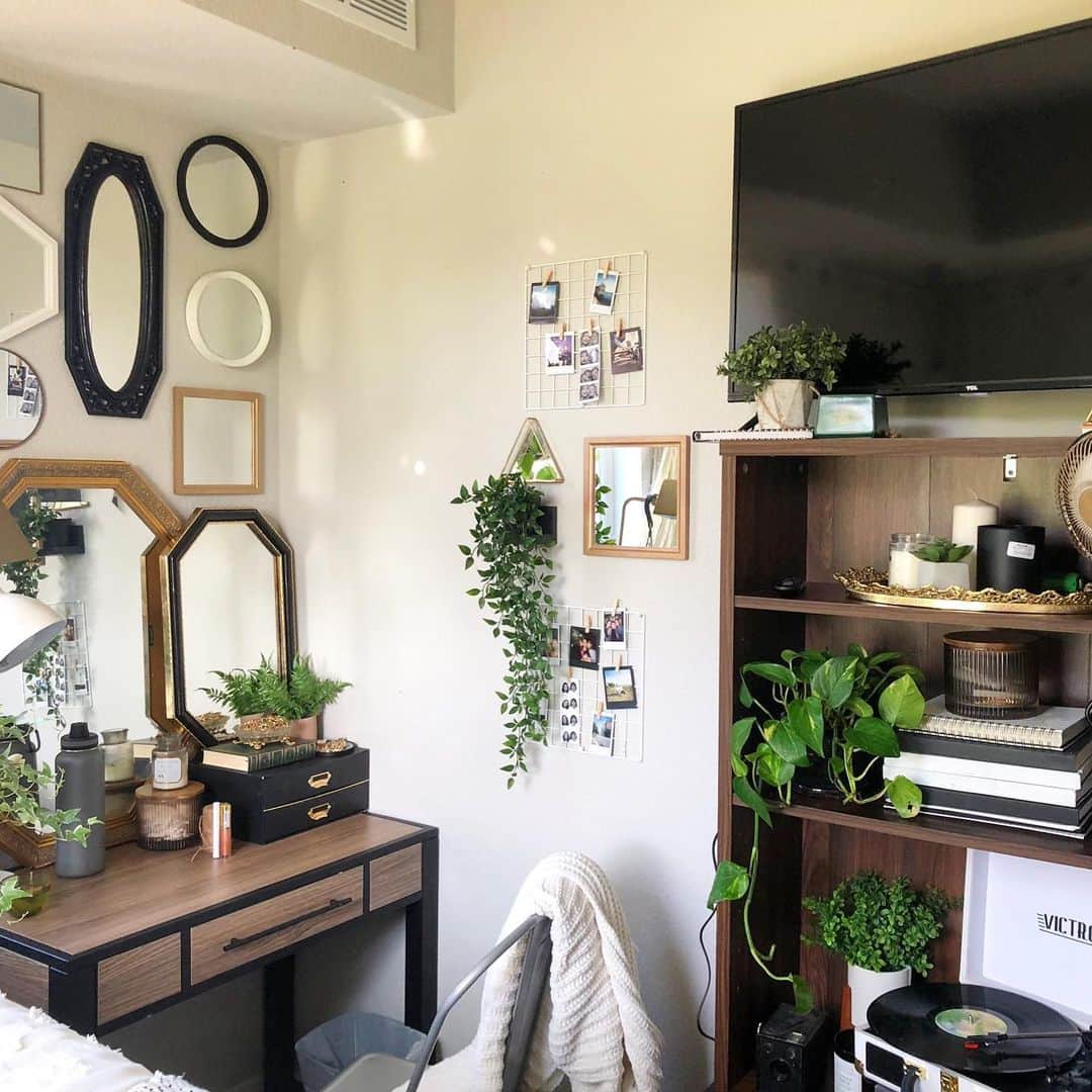 3M（スリーエム）さんのインスタグラム写真 - (3M（スリーエム）Instagram)「As back-to-school season approaches 🎒📚, so does DIY dorm room makeovers. Alexis’ dorm room decor takes it up a level with help from @commandbrand products. 💯 How are you personalizing your space this fall?  #backtoschool #dormroom #roomdecor #collegelife #roomideas #DamageFree #roomgoals #DIY #WonderWithUs」8月30日 10時25分 - 3m