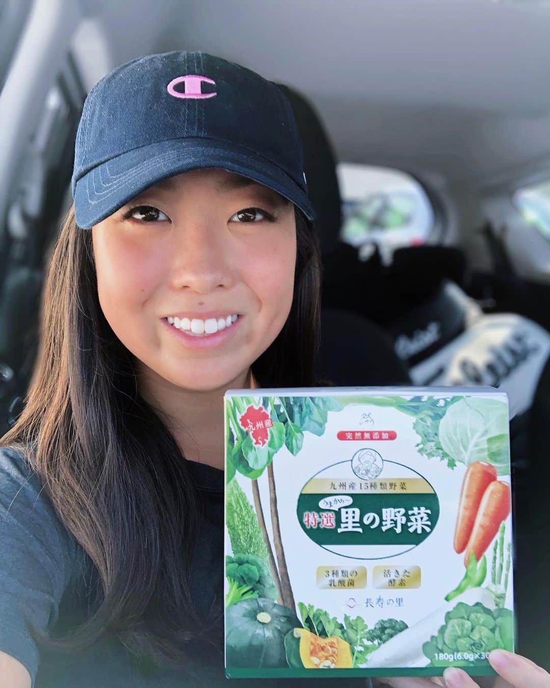 ケーシー・コモトのインスタグラム：「Drink yo veggies 🥬🥒🥕🥦 ~~~~~~~~~~~~~~~~~~~~~~~~~~~~~~~~~~~~~~~~~~ 皆さん、お元気ですか？　もうすぐ秋ですね。夏の疲れを残さないように。。 プロゴルファーという仕事柄、国内を転々と移動しているため、健康管理には 気を使います。けれど、どうしても外食が多くなり、十分に野菜を摂ることがなかなか難しい毎日です。そんな時に、長寿の里　里の野菜は、ベジタブルの成分が１５種類と豊富で、お茶感覚で飲めてしまうので、本当に助かっています。私は水で溶かしています。味はちょっと甘味があり、野菜特有の苦味もありません。スムージィーにしても、It tastes good! 😋 里の野菜は、長寿乃里の数ある商品の中でも特に私のお気に入りで、手放せません。🥦🥒🥕🥬 @yuummin  #女子プロゴルファー  #ゴルフ #ステップアップツアー #チャンピオンゴルフ」