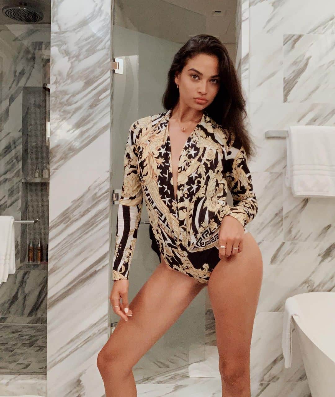 シャニーナ・シャイクのインスタグラム：「Versace bodysuit .... match it with some pants @luisaviaroma」