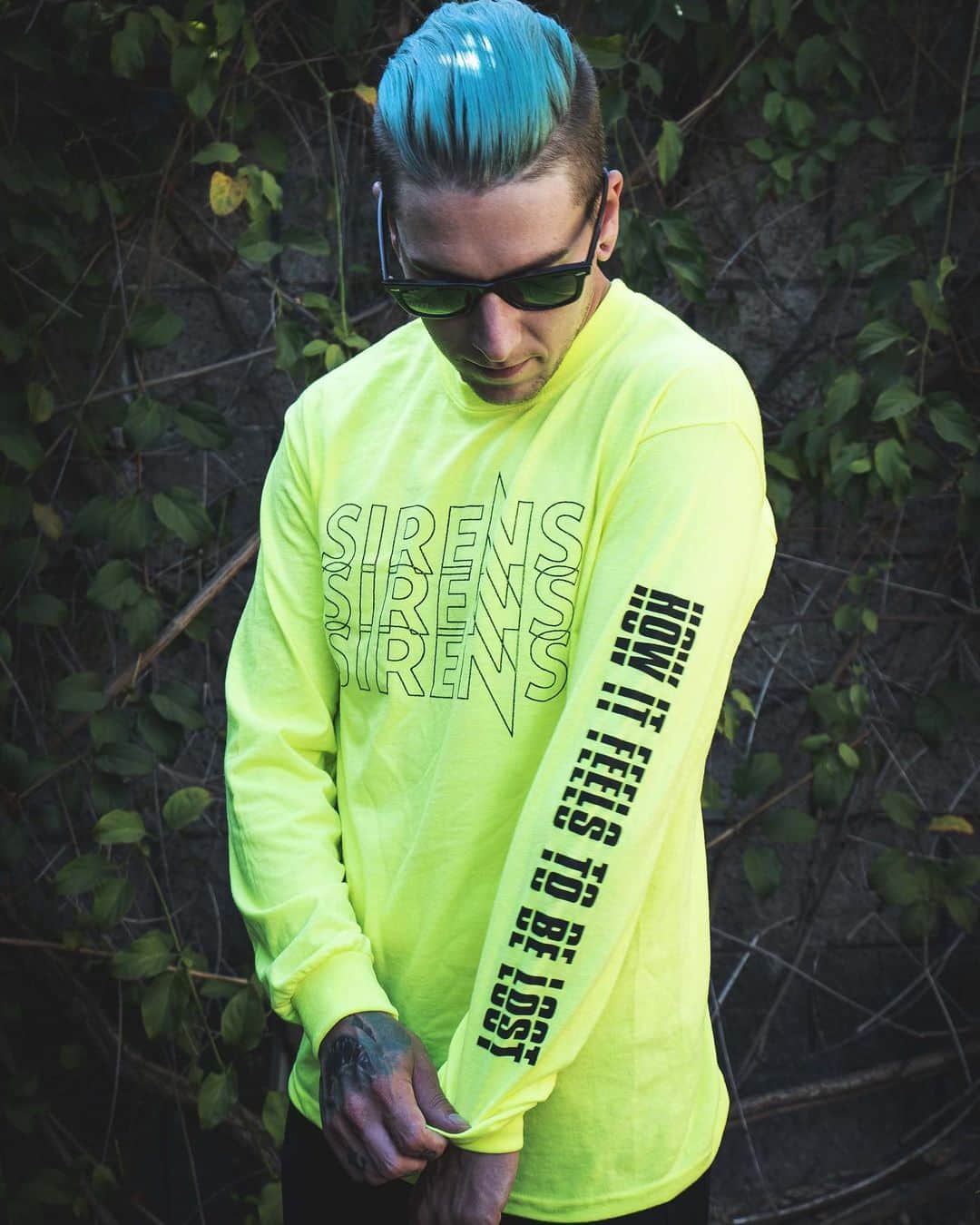 ジャスティン・ヒルズのインスタグラム：「Yeah I wear my own merch, so what? You can get one too! Check out the pre-orders for How It Feels To Be Lost @sleepingwithsirens @sumerianrecords SIRENSMUSIC.CO」