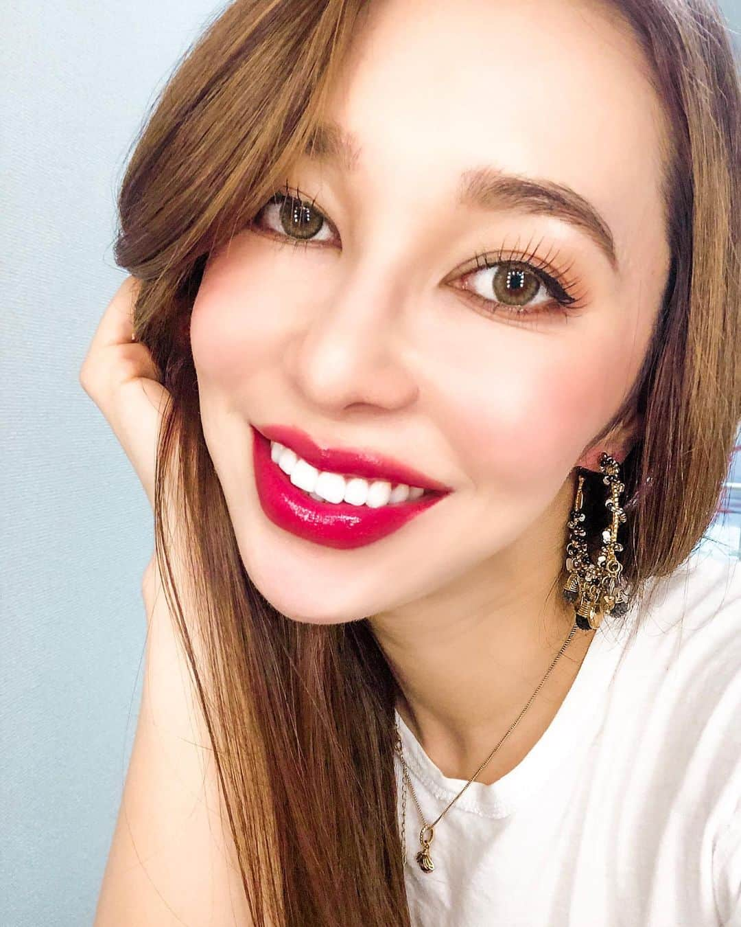 Gabrielaさんのインスタグラム写真 - (GabrielaInstagram)「#Whitening . 良く #ホワイトニング について聞かれるけど、 ホームケアでは @hismileresults のホームホワイトニングキットを 使ってるよ 後は半年に１回はオフィスホワイトニングをやってます☝️💯 . . In love with my HiSmile set! I could see the difference quickly ☝️💯 . . . #hismile #teethwhitening #smile #beauty #gasbijoux #sorrisobranco #clareamentodental #オフィスホワイトニング #ホームホワイトニング #スマイル #インスタグラマー #hismileresults」8月30日 10時37分 - rkgabriela