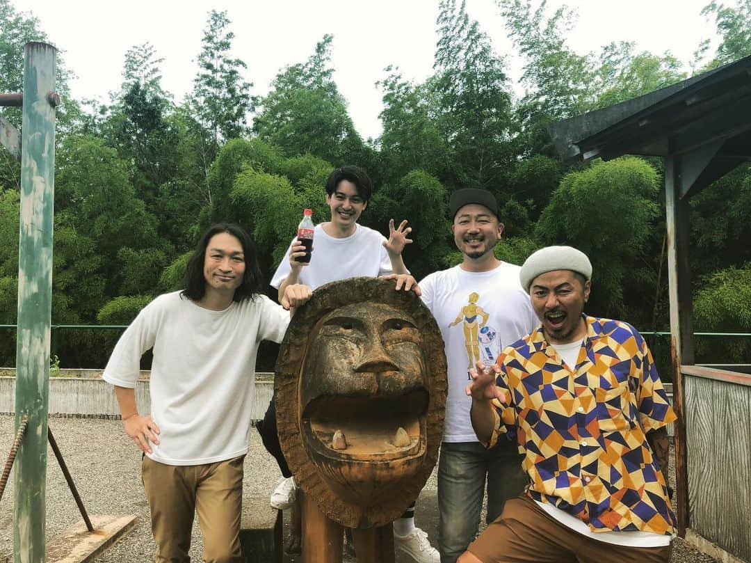 BUCCIさんのインスタグラム写真 - (BUCCIInstagram)「ライオン🦁 ガォー！ 何故かここの木のライオンで写真を撮ってしまう！ パワースポットなのか❓ わざわざ東京から🚅大阪に挨拶しに来てくれた‼️ ありがとねー🙏 またウチのライブ🎤のどこかに居てるかもしれないから「頑張ってきてー」って声かけてあげてなー✋ まぁ目立つからすぐ見つけれると思うけど😄 またこここよー🚘  #etking #大野拓朗 #ライオン #木造り #コーラ持って #またがる #少年 #bucci #全力で #ガォー #」8月30日 10時44分 - bucci04et