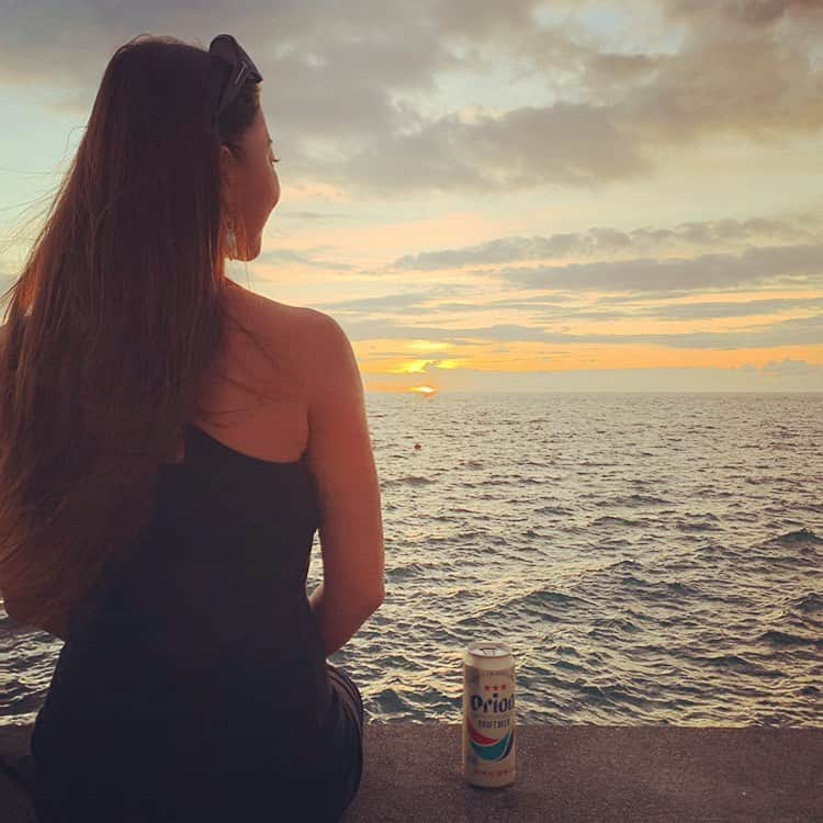 福田朋夏さんのインスタグラム写真 - (福田朋夏Instagram)「夕陽見ながら飲むオリオンビールは最高に美味しい🍺🌞 #sunset #オリオンビール #orionbeer #okinawa #islandlife」8月30日 10時57分 - tomoka_fukuda