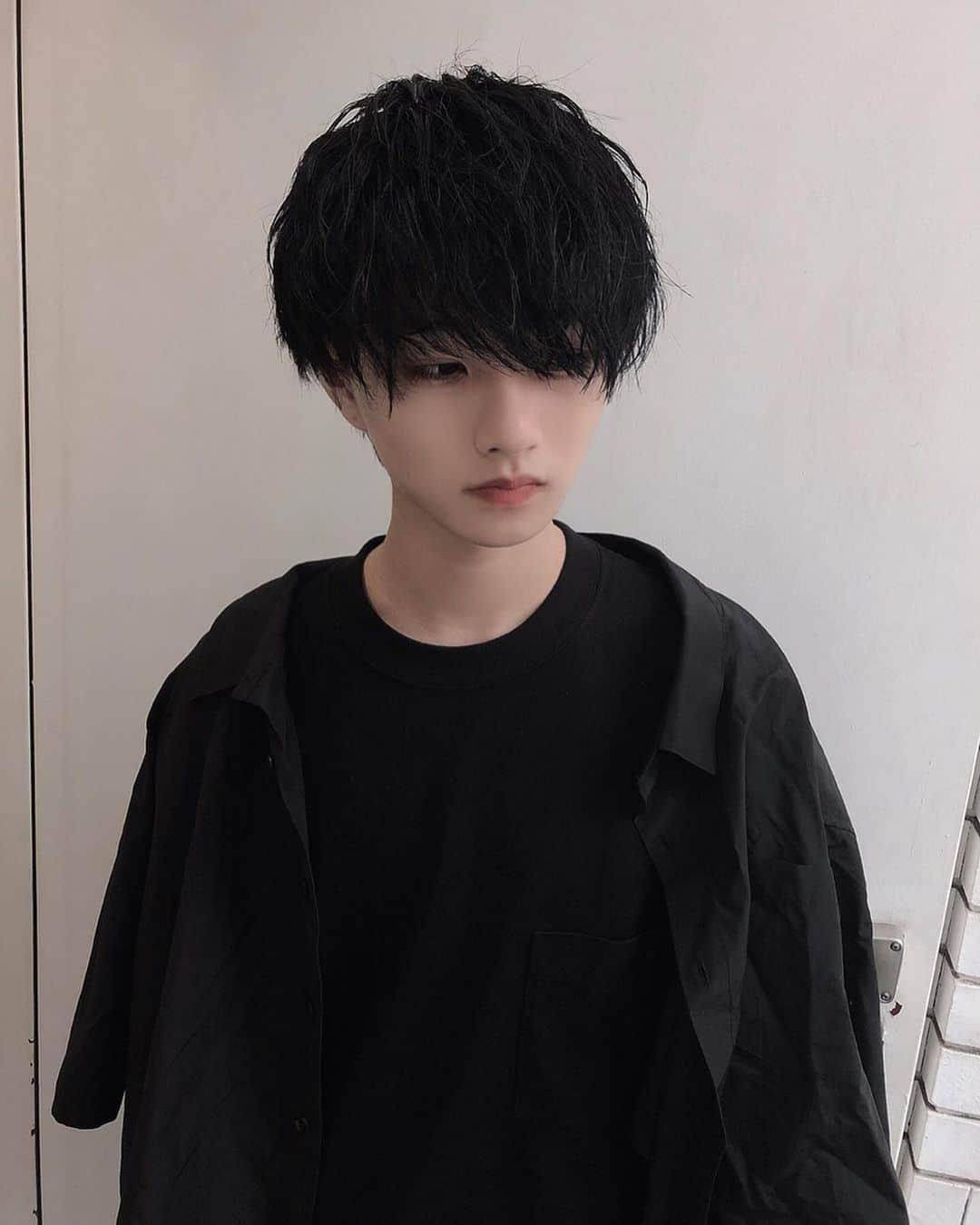 齋藤正太さんのインスタグラム写真 - (齋藤正太Instagram)「hit hair  角度によってマッシュにもウルフにも見えるそんなカット  本日もたくさんのお客様に会えるの楽しみにしております！  イケメンモデル @k_hyuuga0323  #美容師 #マッシュ#メンズヘア #メンズカット#韓国好きな人と繋がりたい #パーマ#スパイラルパーマ#ツイストパーマ#防弾少年団好きな人と繋がりたい #マッシュウルフ#メンズカラー#美容師#韓国ファッション#おしゃれさんと繋がりたい #ウルフカット #ullzangboy #前下がりショート #셀카#韓国ヘア #패션#メンズパーマ」8月30日 10時49分 - signal8756