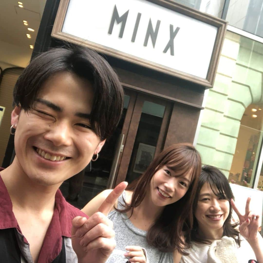 古田ちさこさんのインスタグラム写真 - (古田ちさこInstagram)「#MINXずるい ←流行れ〜😃 昨日はMINXで雑誌の撮影がありさやかちゃん @sayaka_kawano に前髪カットとカラーをしてもらいました♡ ちょっとトーンダウンして秋冬仕様だね🍂 撮り終えてから私服に着替えて #iphone撮影 📱 さやかちゃんは銀座5丁目店の副店長さんだよ💡 昔から知っている同い年の女性が都会で頑張ってるのは励みになります🌟 撮影場所は銀座二丁目店だったのでTAUに行っちゃうよね〜〜🎶 新しいカープグッズや広島グルメがいつもあって楽しい😍 ちなみにはっさく大福チャレンジは失敗しました💔笑 . #からだにいいこと#minx#minx銀座5丁目店#MINXhair#秋カラー#秋ヘア#サロンモデル」8月30日 10時55分 - chisakofuruta